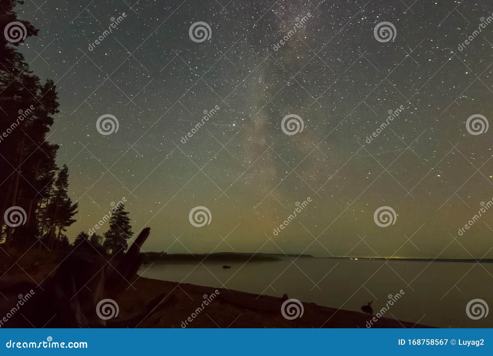 星空背景夜空与银河湖边星空库存图片 图片包括有观察 创建 神圣 天空 室外 背包 安静