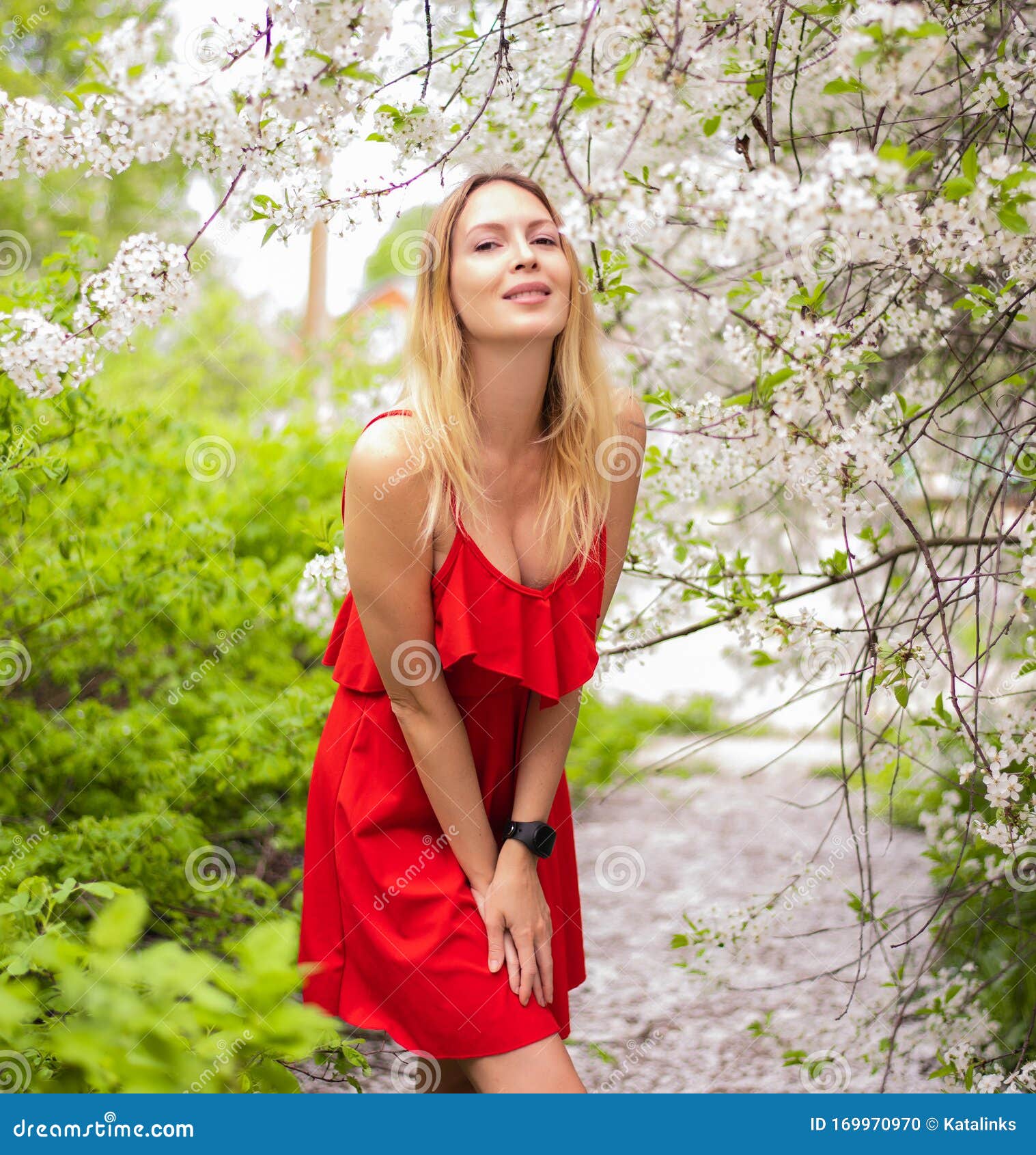 春叶花中美女的画像库存照片 图片包括有本质 红色 新鲜 纵向 时兴 时髦 外面 樱桃 春叶花中美女的画像库存照片 图片包括有本质 红色 新鲜 纵向 时兴 时髦 外面 樱桃