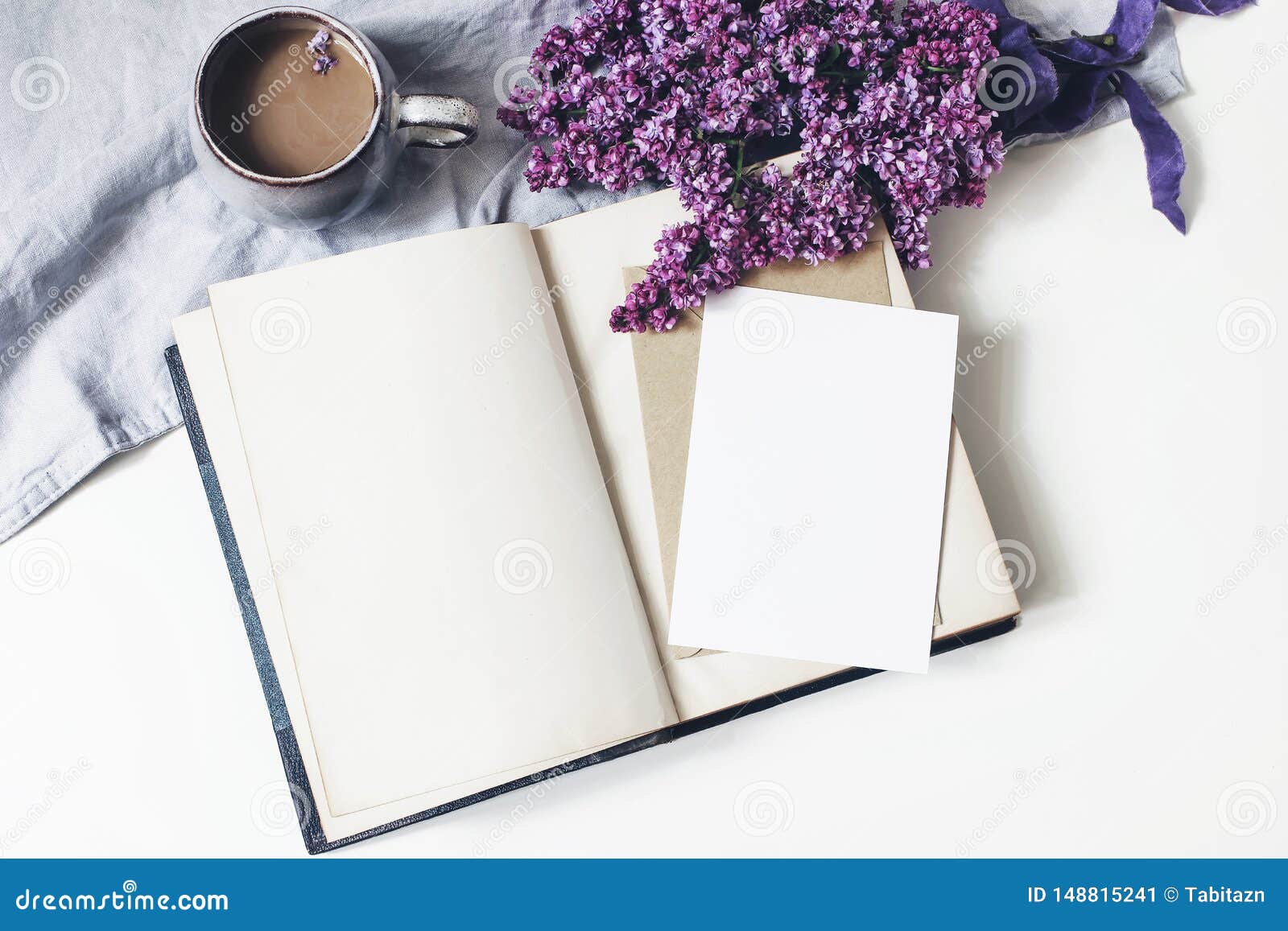 春天女性场面 花卉构成束紫色和白色淡紫色花 旧书 咖啡和亚麻布库存图片 图片包括有