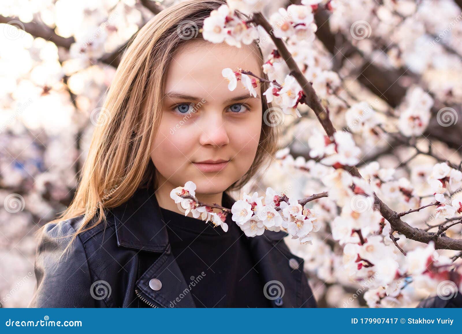 春花园中嬉皮女童画像及照相机享有香味的美丽快乐的年轻女人库存图片 图片包括有眼睛 果树园 春花园中嬉皮女童画像及照相机享有香味的美丽快乐的年轻女人库存图片 图片包括有眼睛 果树园