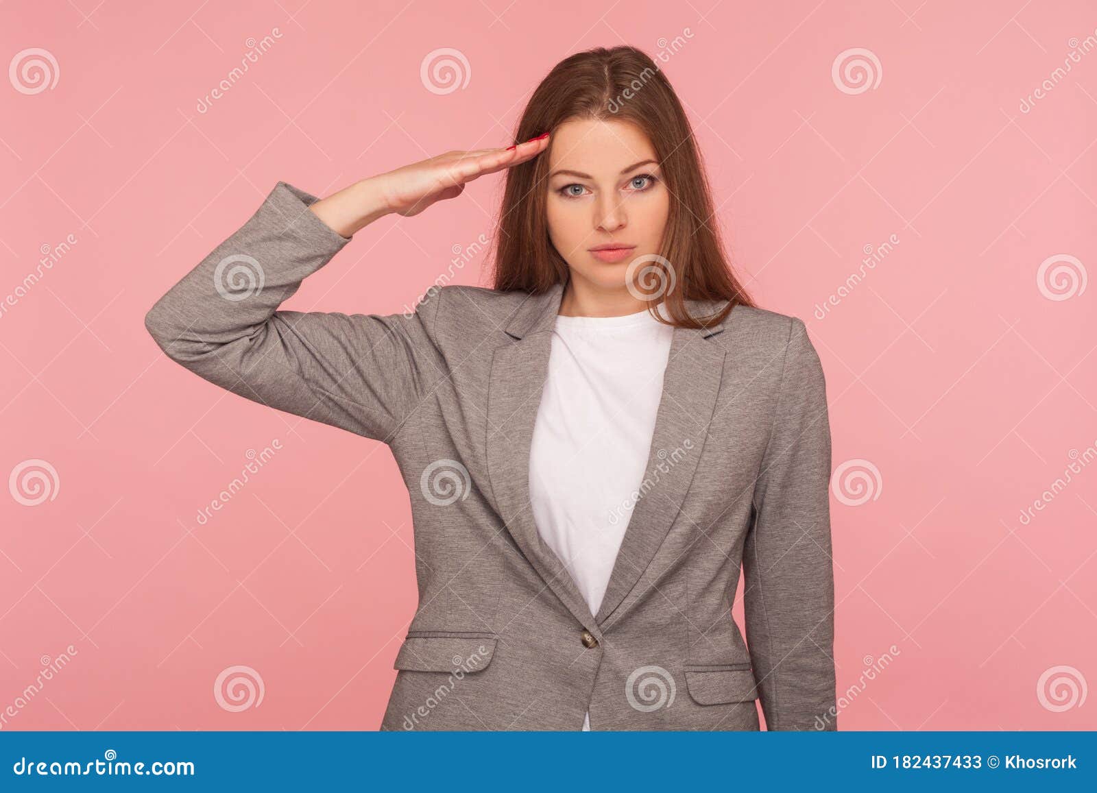 是 长官 严肃聪明的年轻女性穿着商务西装向人们敬礼 认真听命库存图片 图片包括有扶手 表面 是 长官 严肃聪明的年轻女性穿着商务西装向人们敬礼 认真听命库存图片 图片包括有扶手 表面