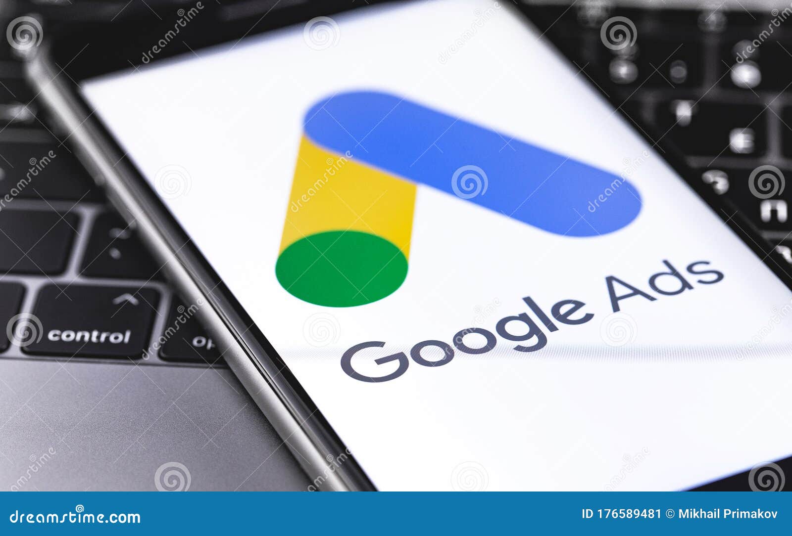 显示屏iphone上的google广告标识编辑类照片 图片包括有电话 营销 徽标 移动 商业 显示屏iphone上的google广告标识编辑类照片 图片包括有电话 营销 徽标 移动 商业