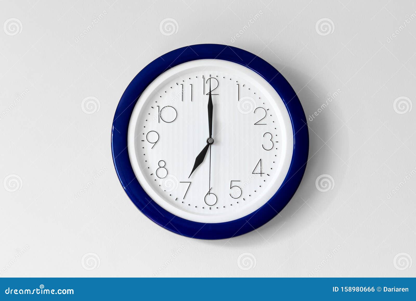 显示7点钟的大型单点办公钟库存照片 图片包括有