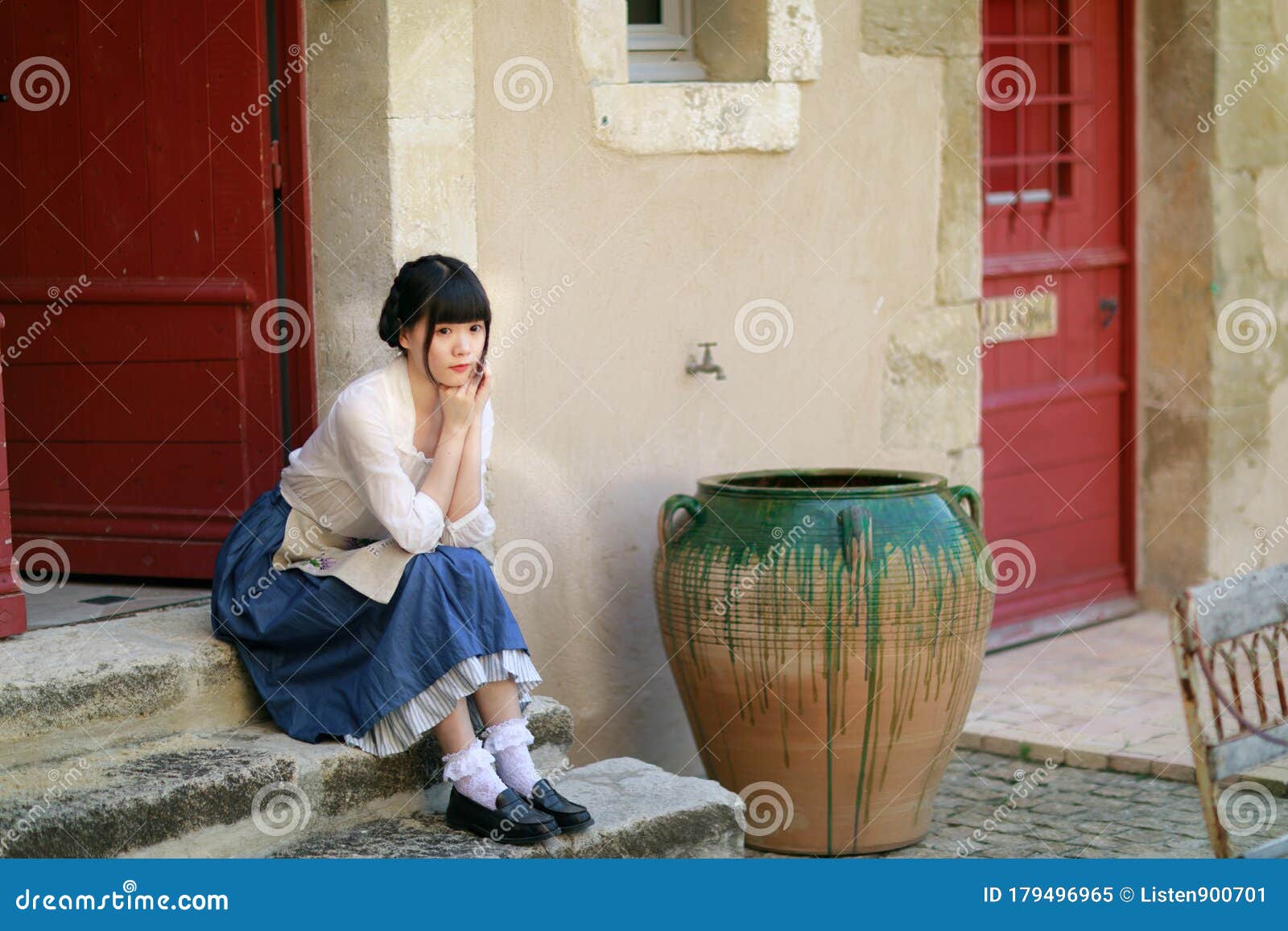 普罗旺斯一栋古老庄园建筑门外的台阶上 身穿白色中国复古服的年轻中国女性库存图片 图片包括有设计 家庭 普罗旺斯一栋古老庄园建筑门外的台阶上 身穿白色中国复古服的年轻中国女性库存图片 图片包括有设计 家庭