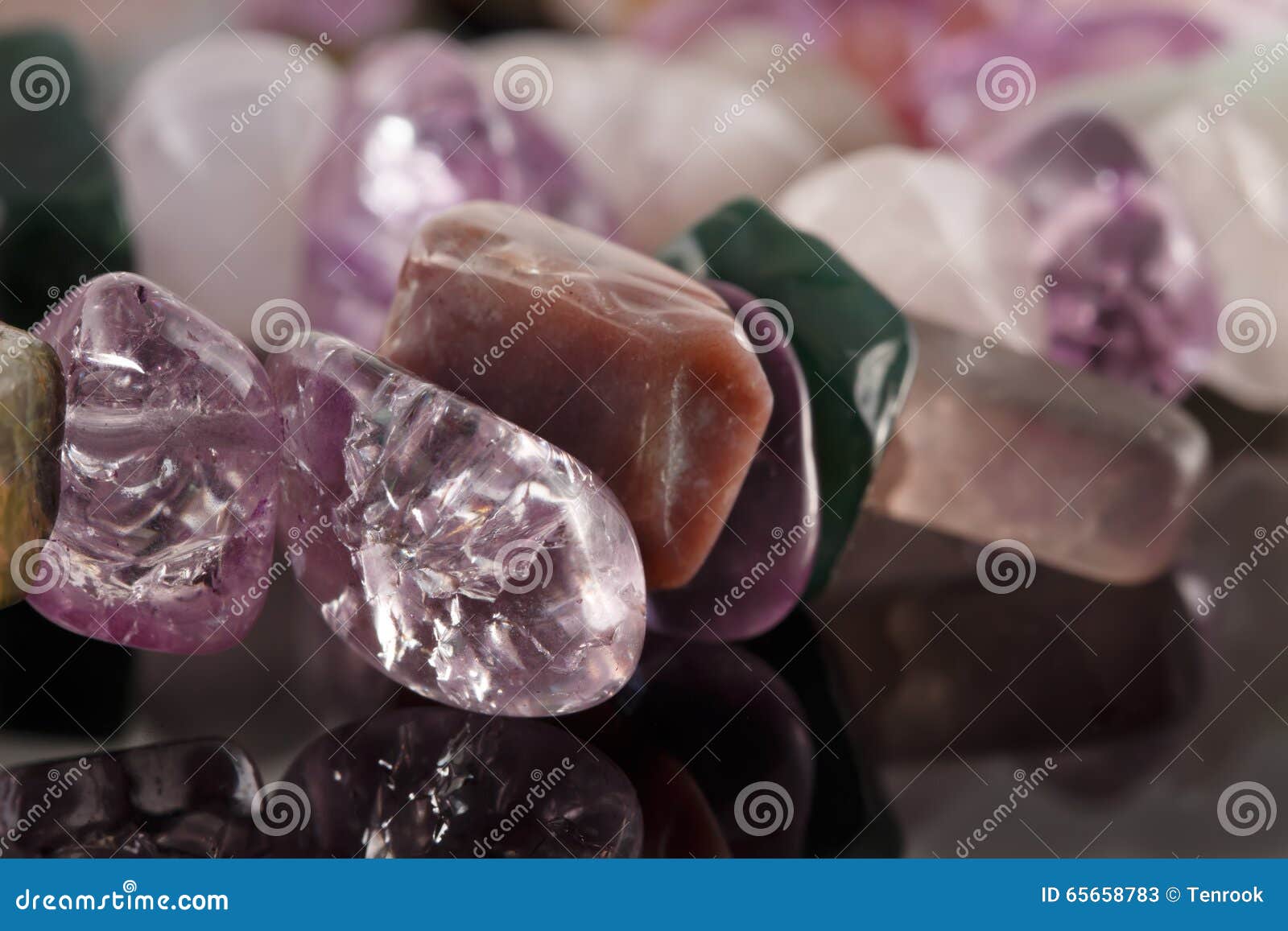 紫晶 荧石 碧玉和蔷薇石英o特写镜头水晶库存图片 图片包括有 紫晶 荧石 碧玉和蔷薇石英o特写镜头水晶库存图片 图片包括有