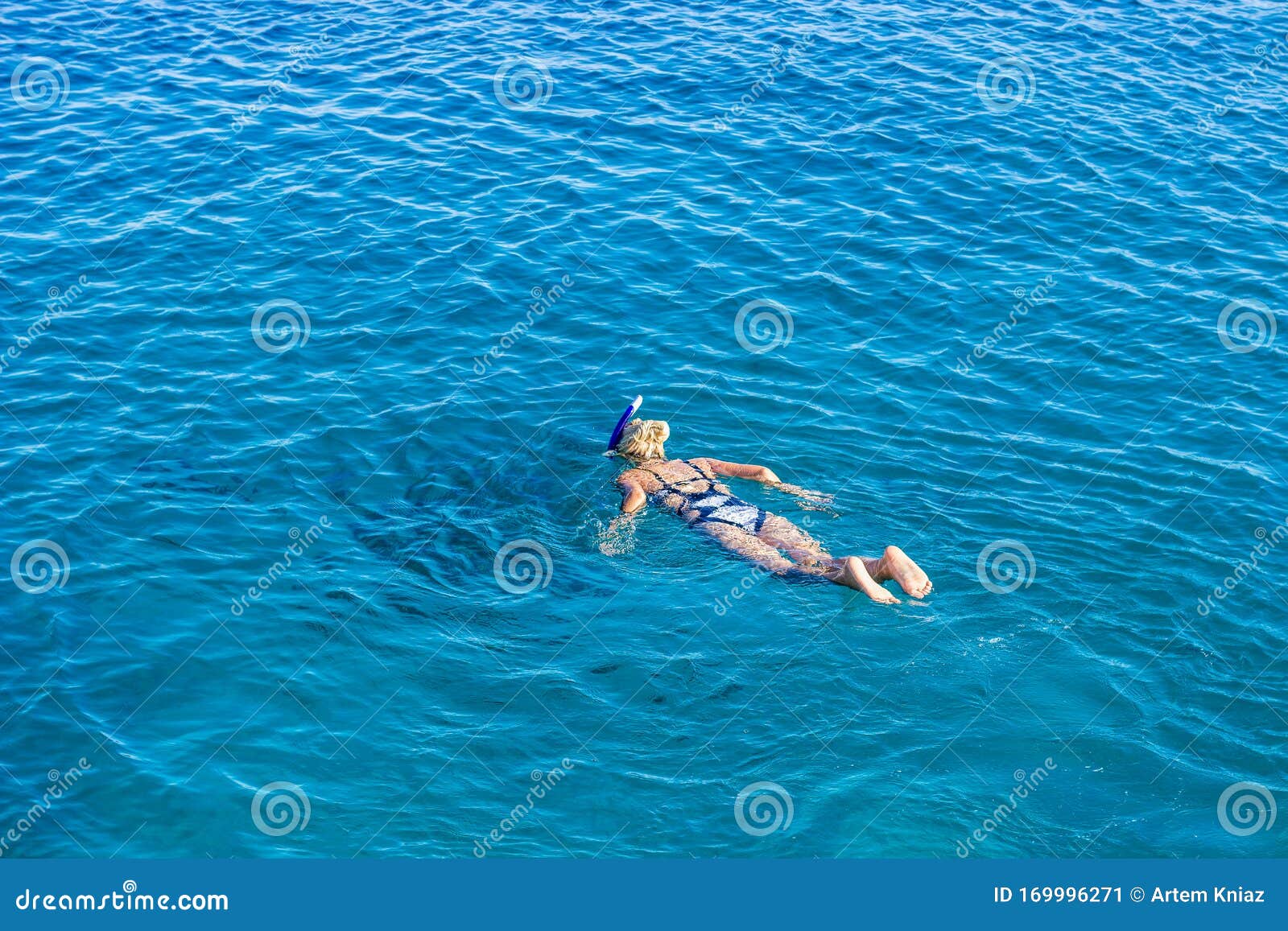 暑假红海暖南水顶景游泳女性顶景空自然壁纸概念库存图片 图片包括有通风 海岛 季节 女性 横向