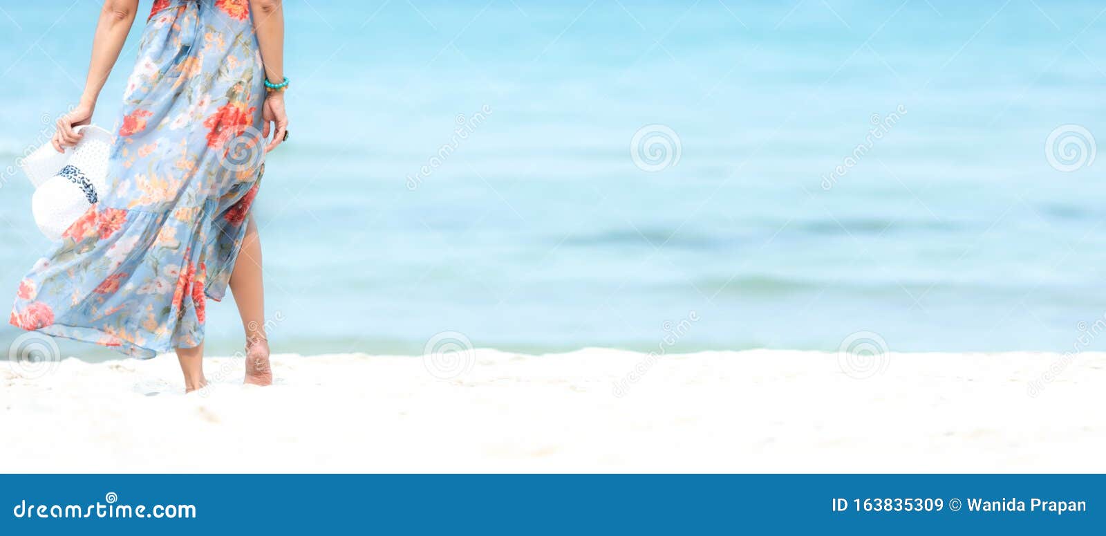 暑假生活女人寒意地举着大白帽 穿着服装夏日旅行 寒意地站在沙滩上库存图片 图片包括有人们 豪华 暑假生活女人寒意地举着大白帽 穿着服装夏日旅行 寒意地站在沙滩上库存图片 图片包括有人们 豪华