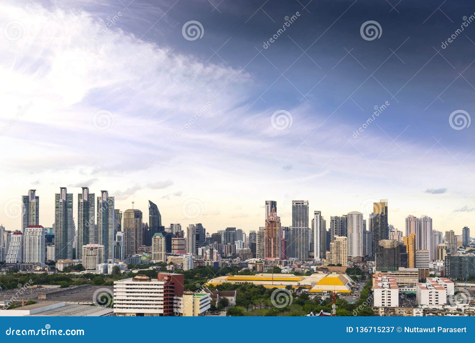 曼谷市地平线都市风景有蓝天背景 曼谷市是游人泰国和喜爱现代大都会库存图片 图片包括有