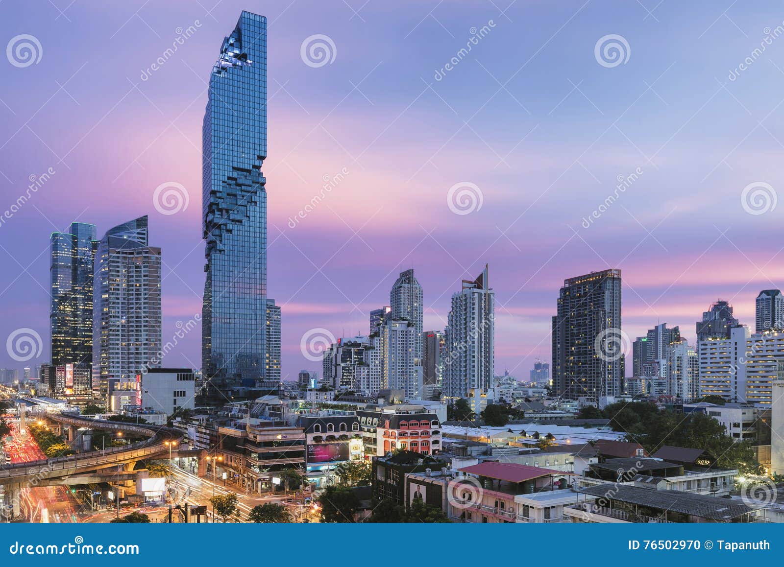 曼谷 泰国 16年8月26日 曼谷的新的高楼 在日落的mahanakhon 编辑类图片 图片包括有著名 拱道