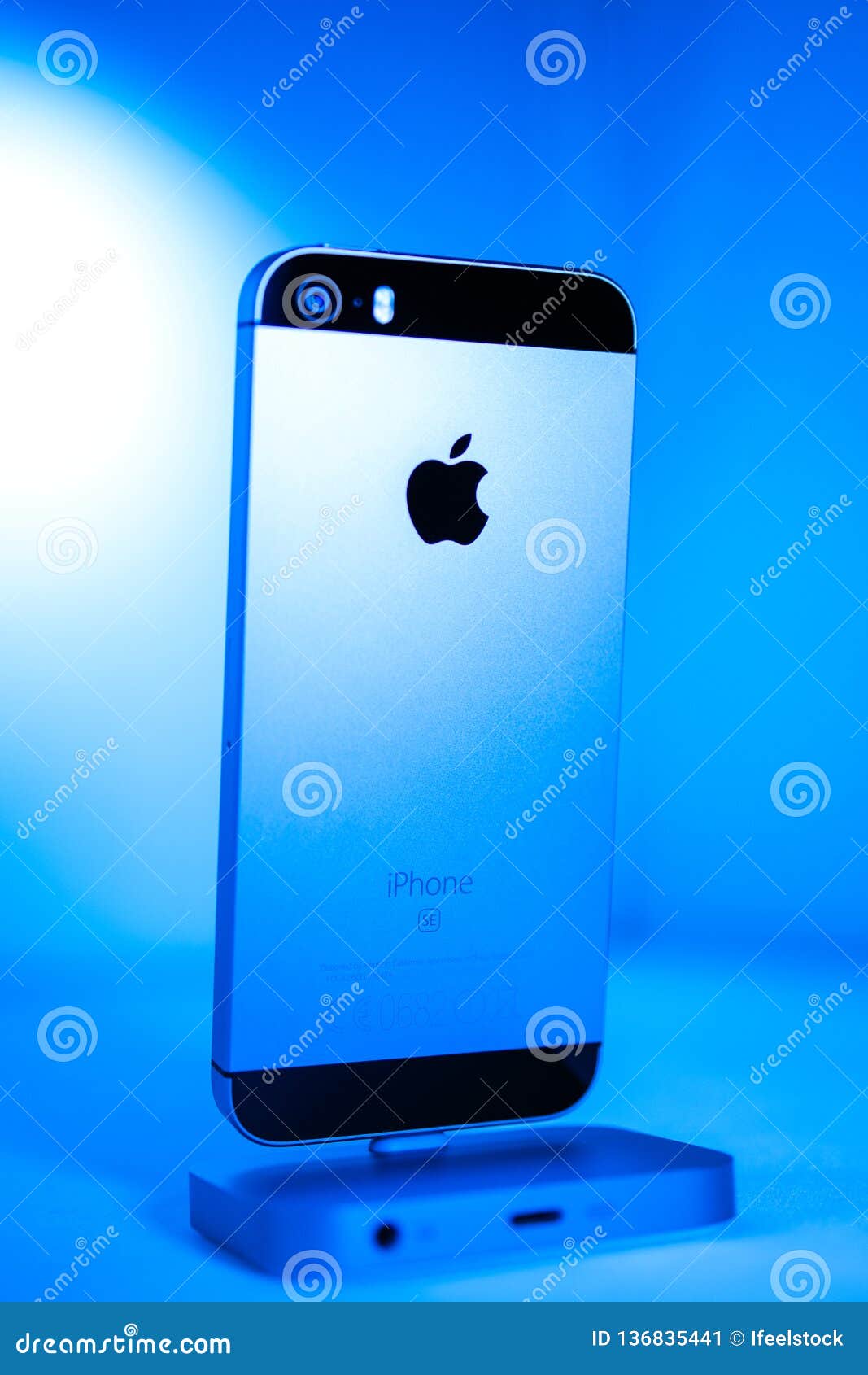 最新的苹果电脑iphone Se蓝色背景编辑类照片 图片包括有se蓝色背景 最新的苹果电脑iphone