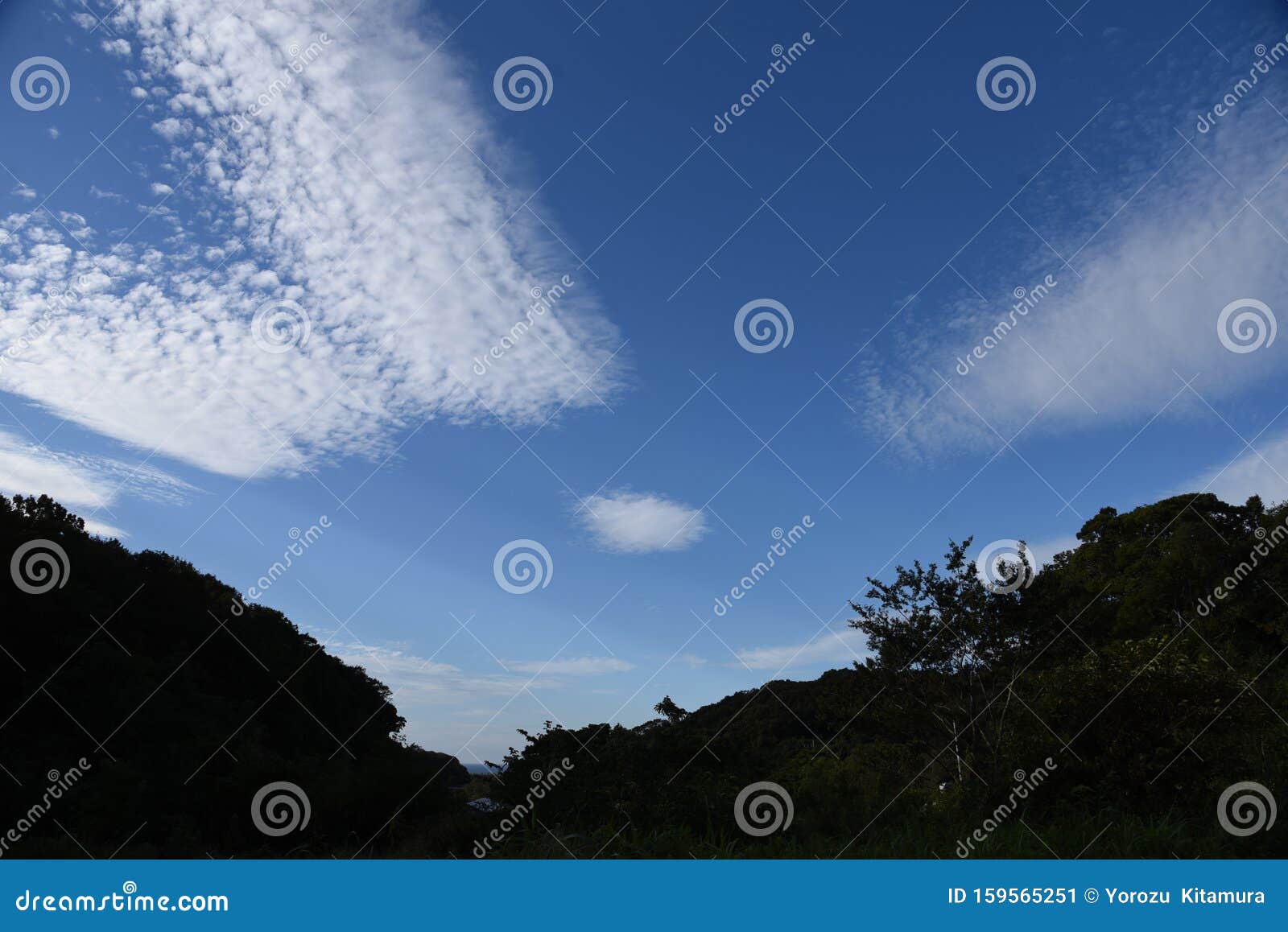 9月背景图像 蓝天和白云库存图片 图片包括有蓝天和白云 9月背景图像