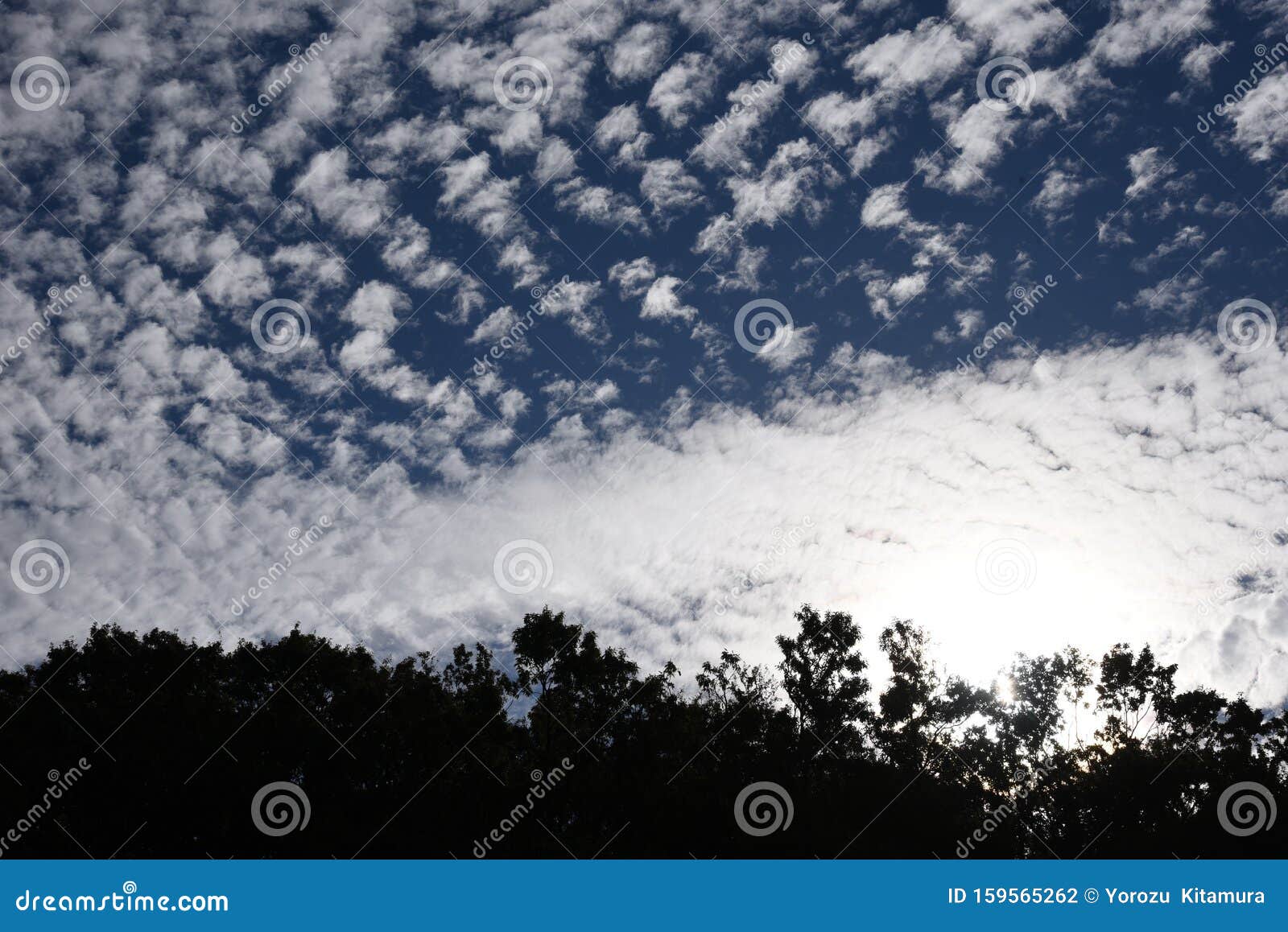 9月背景图像 蓝天和白云库存照片 图片包括有蓝天和白云 9月背景图像