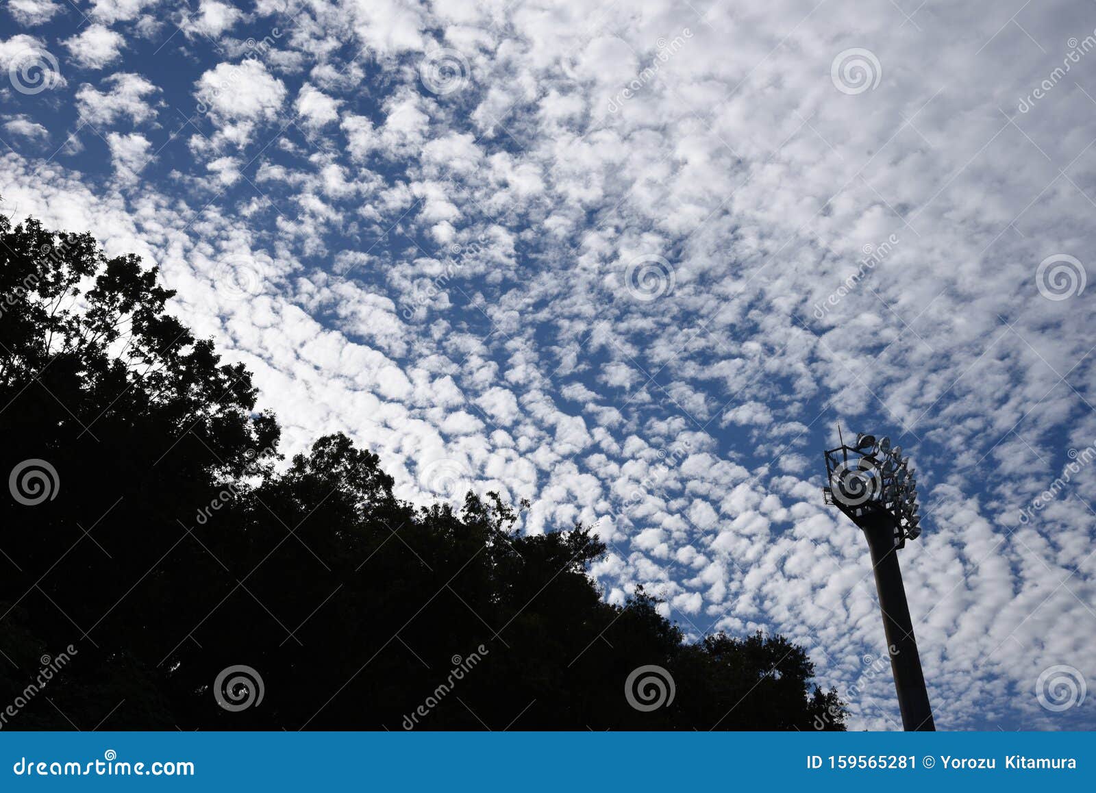 9月背景图像 蓝天和白云库存图片 图片包括有蓝天和白云 9月背景图像