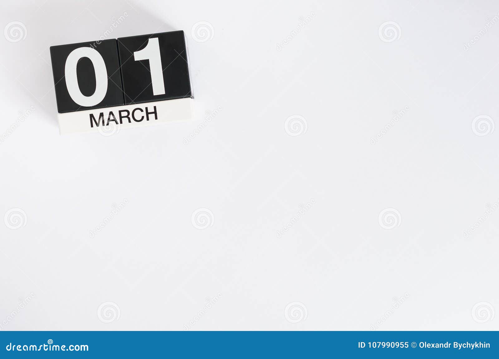 3月1日天1月 在白色背景的木颜色日历春天 文本的空的空间库存图片 图片包括有
