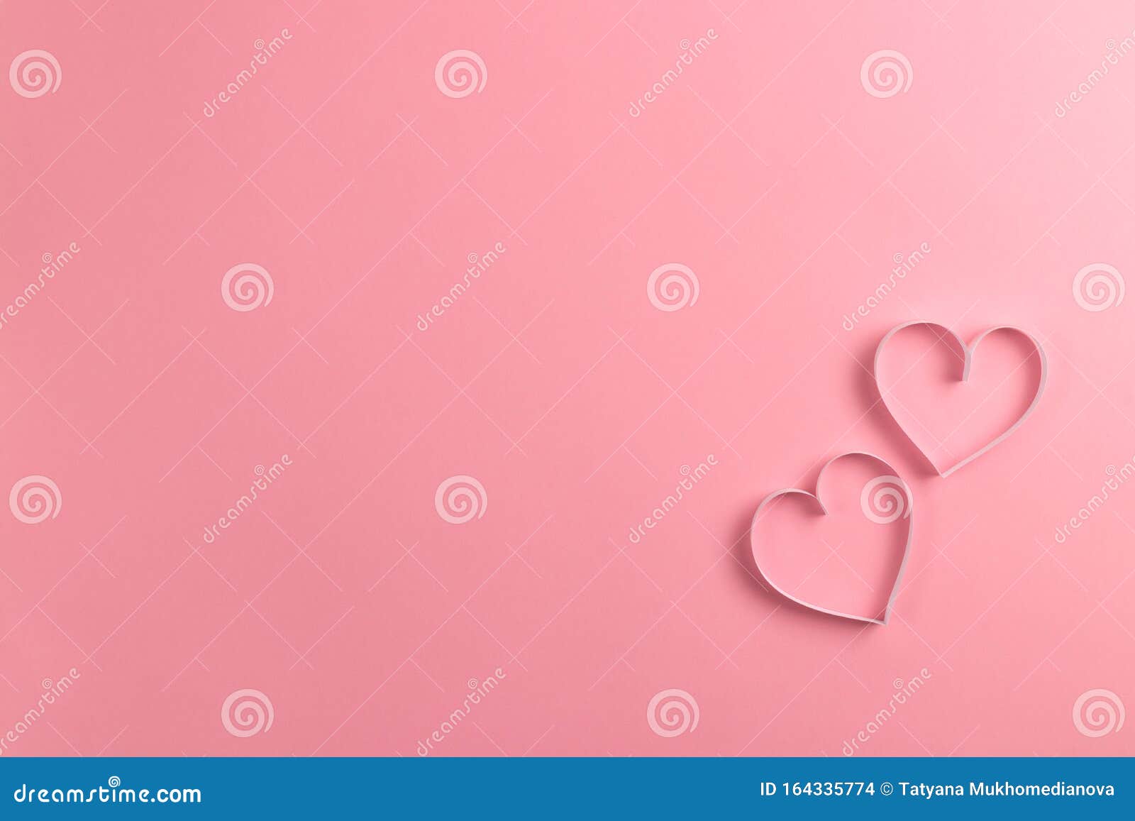 2月14日情人节作品纤细的粉红色背景和用纸剪掉的粉红心贺卡库存照片 图片包括有装饰 构成