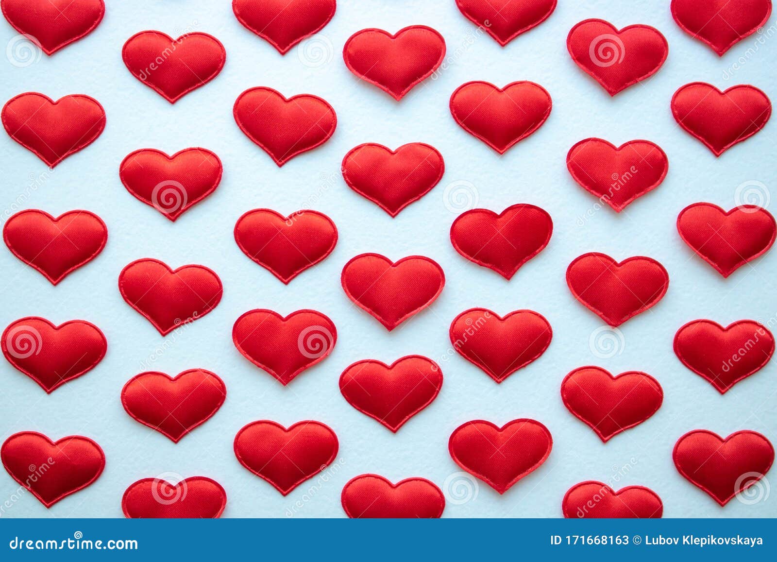 2月14日情人节由小红心组成的白色背景中的红心库存图片 图片包括有棚车 华伦泰 模式 设计