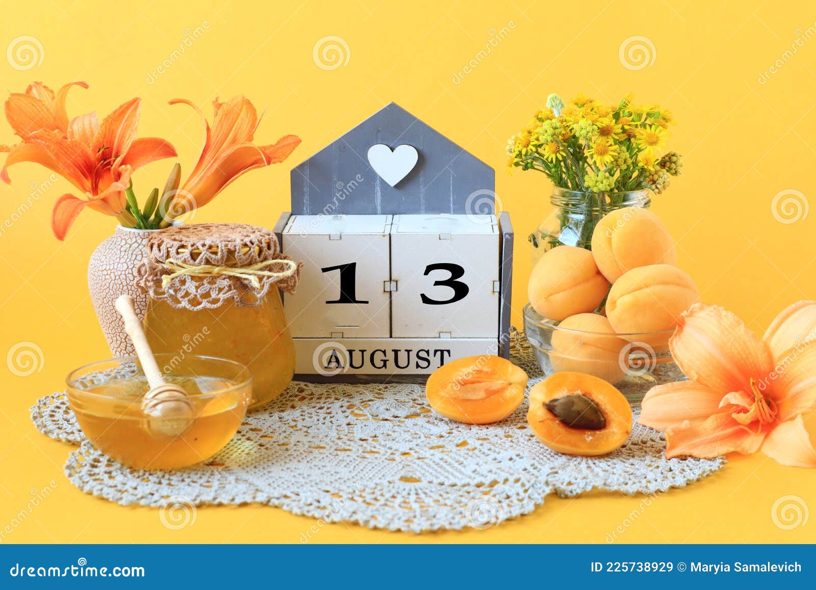 8月13日日历 8月的英文名是花瓶里的13朵花 果酱杏子罐子上库存图片 图片包括有食物 概念