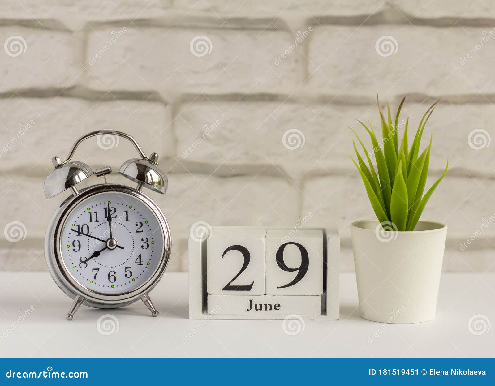 6月29日 桌上闹钟旁边的木历夏日 空空的文本空间日历日期 生日或库存图片 图片包括有概念 商业 6月29日 桌上闹钟旁边的木历夏日 空空的文本空间日历日期 生日或库存图片 图片包括有概念 商业