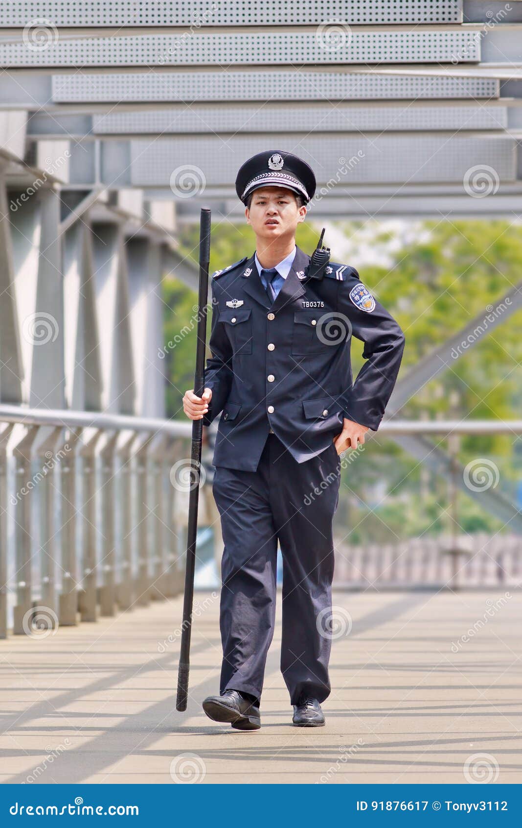 有一根警棒的警察在步行桥 北京 中国图库摄影片 图片包括有成人 贿赂 中心 资本 背包 板球运动员