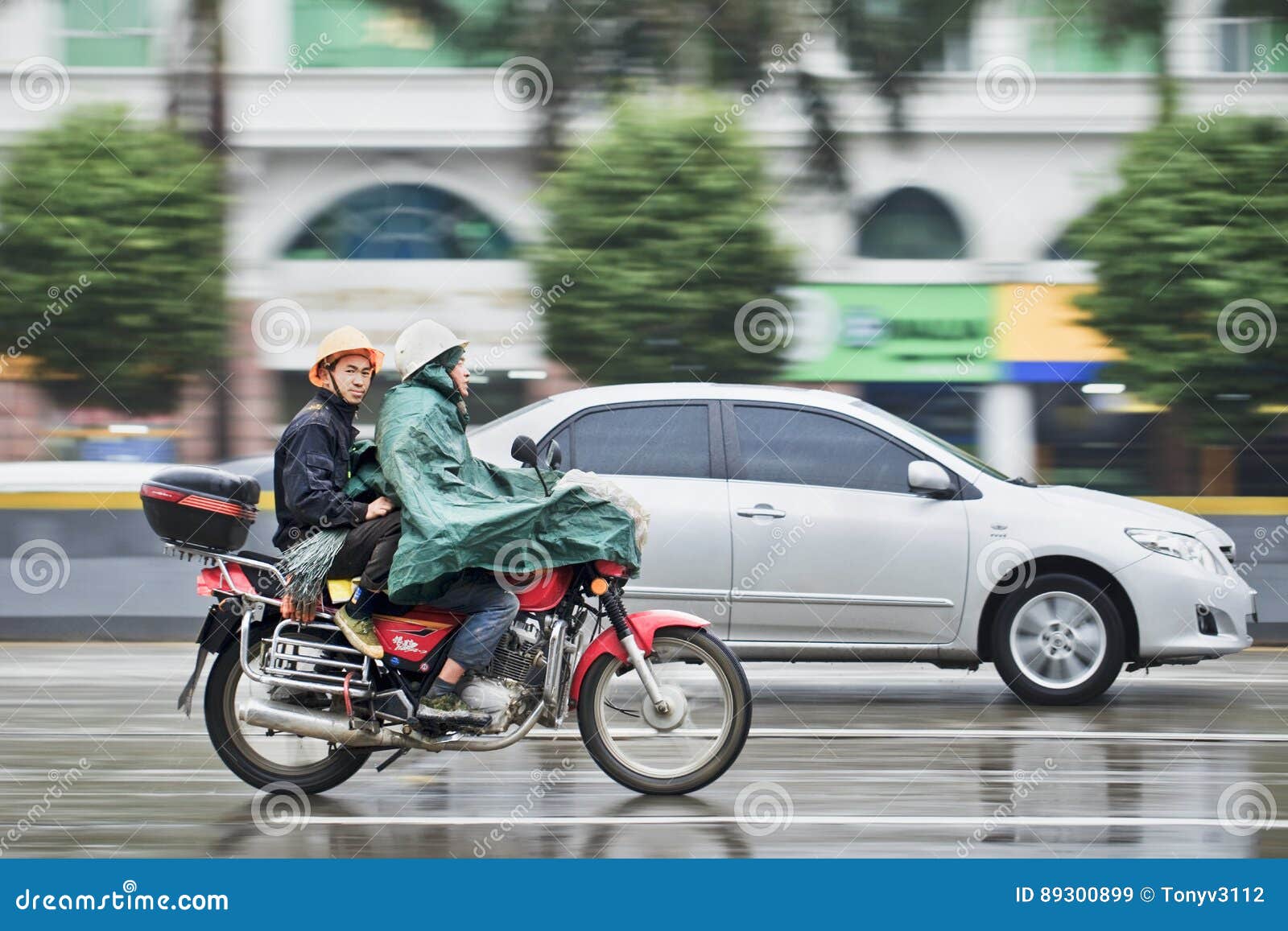 有乘客的在雨中 广州 中国摩托车编辑类库存图片 图片包括有 3009