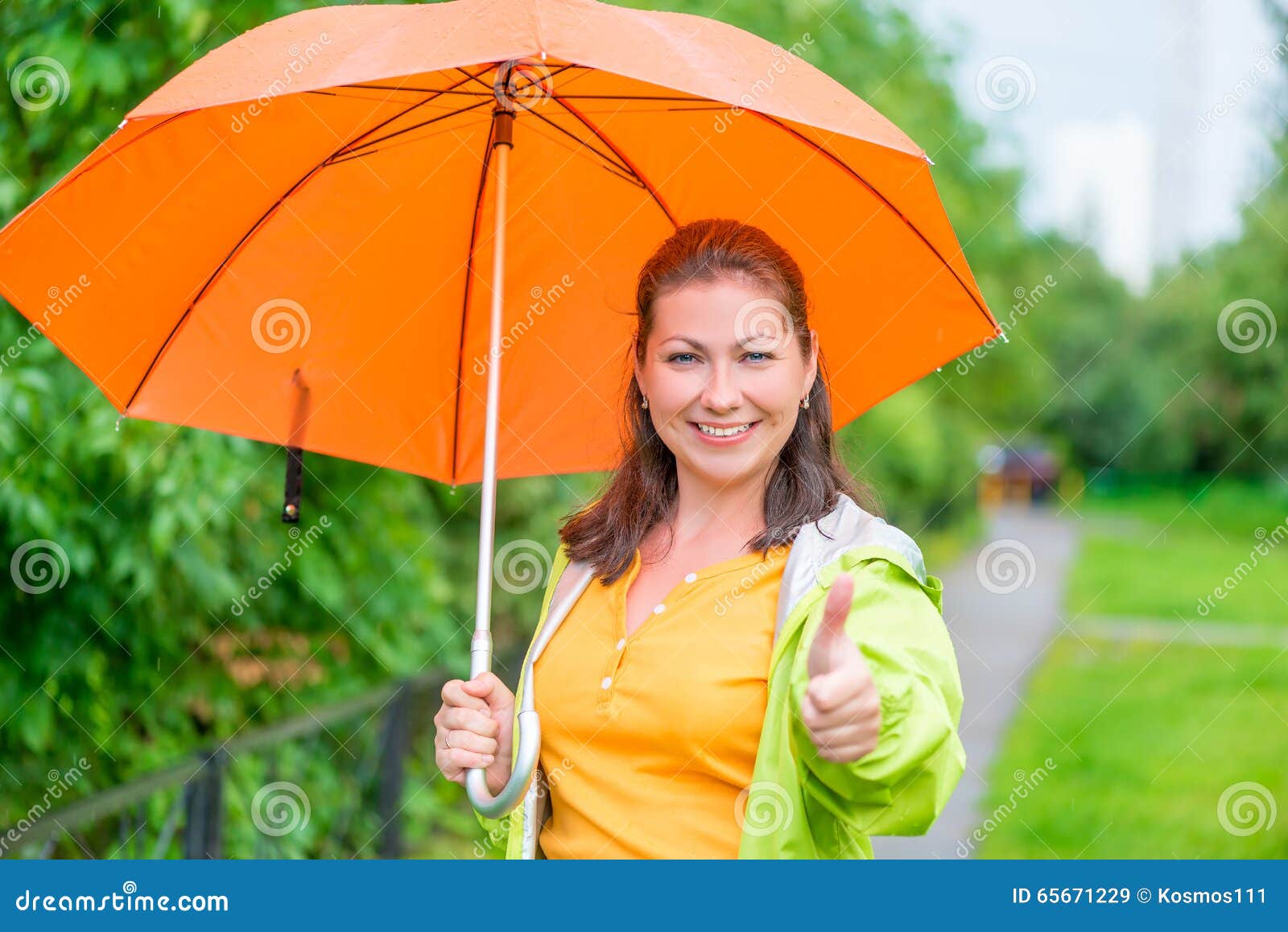 Гулять зонтиком. Девушка с оранжевым зонтом. Прогулка дама с зонтиком. Прогулка женщина с зонтиком. Гулять с зонтиком.
