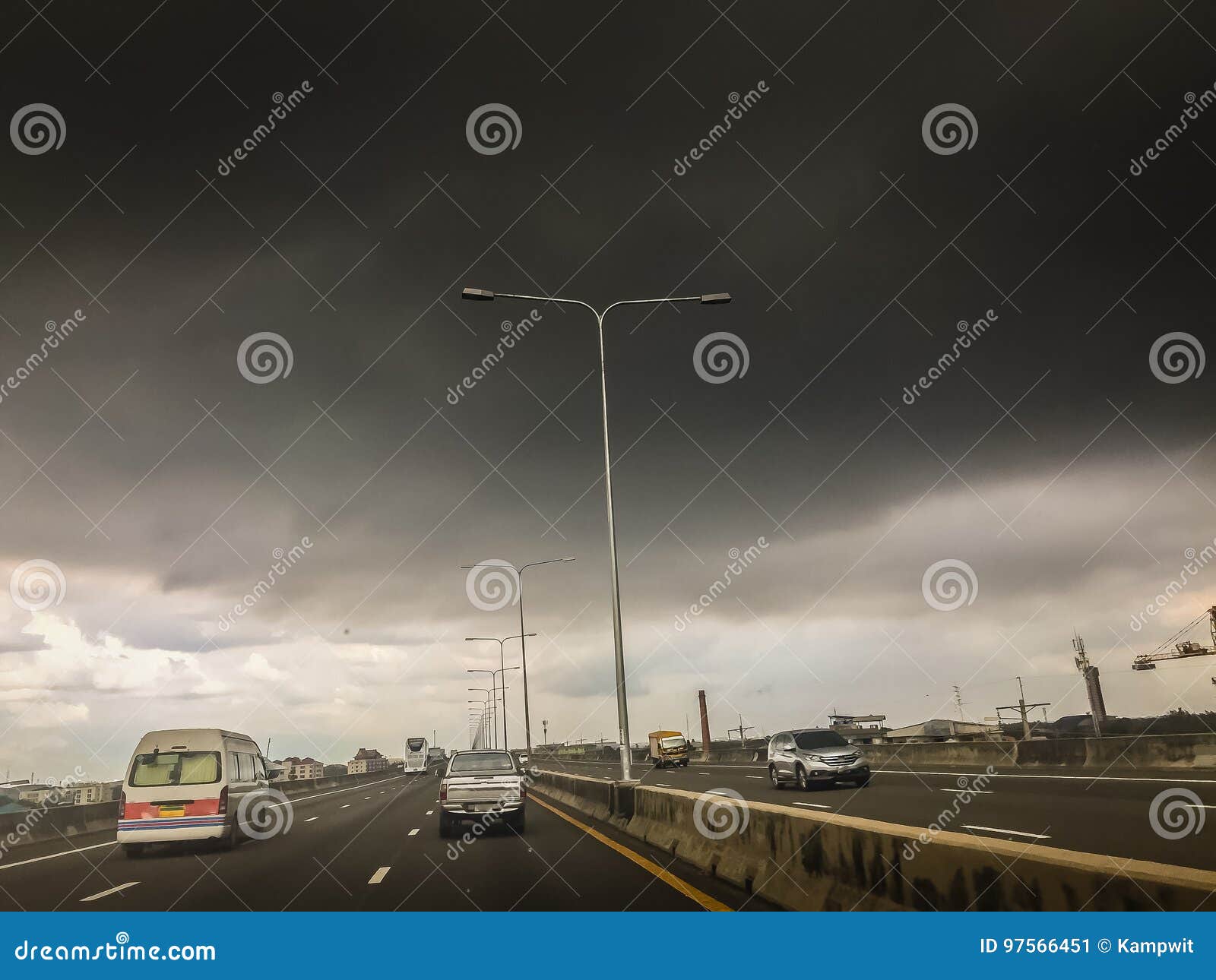 有剧烈的阴暗天空和乌云的高速公路在雨前库存图片 图片包括有