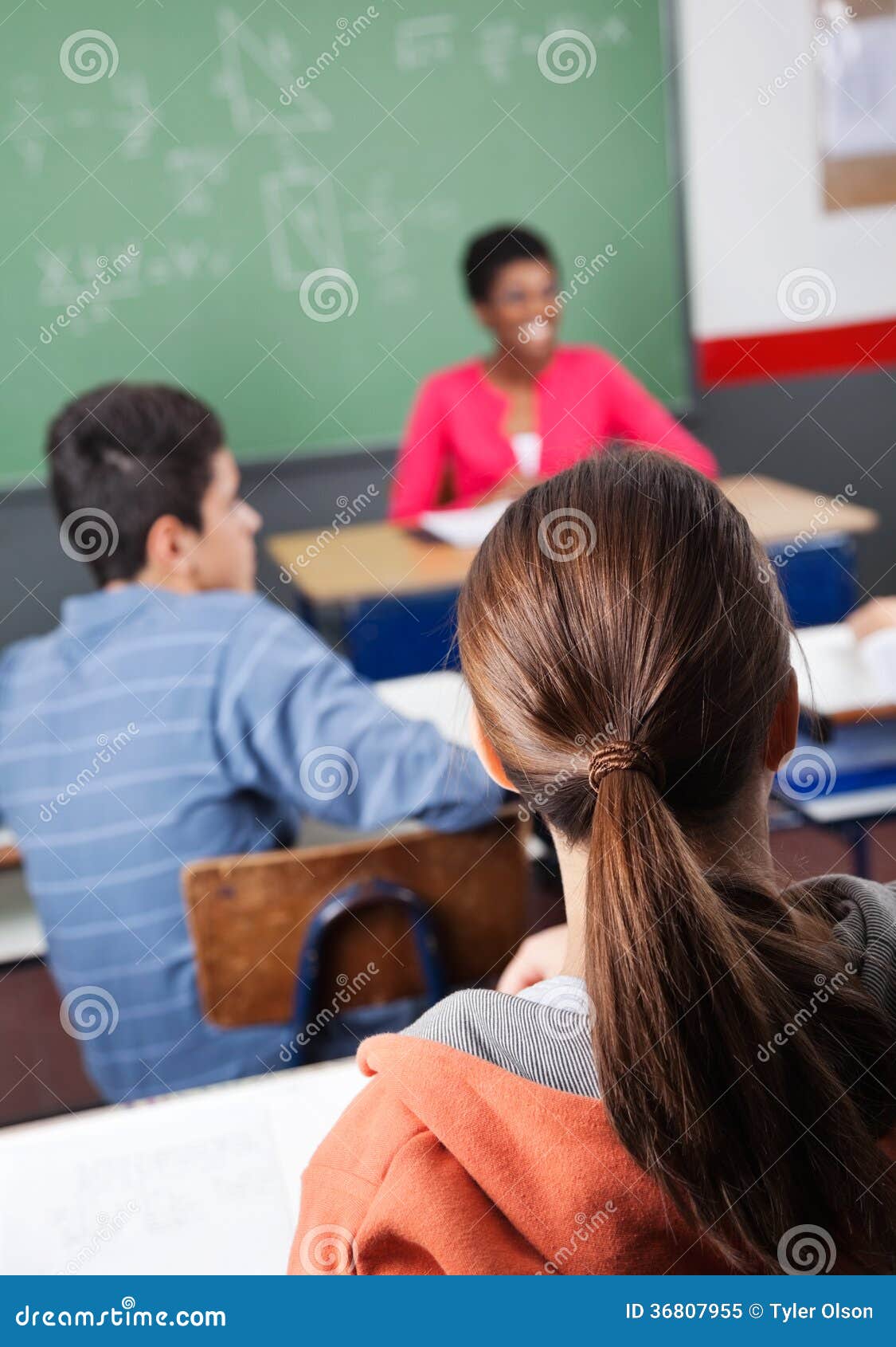 有同学和老师的少年女小学生库存图片 图片包括有长期 女孩 女性 培训 白种人 服务台 马尾辫 36807955