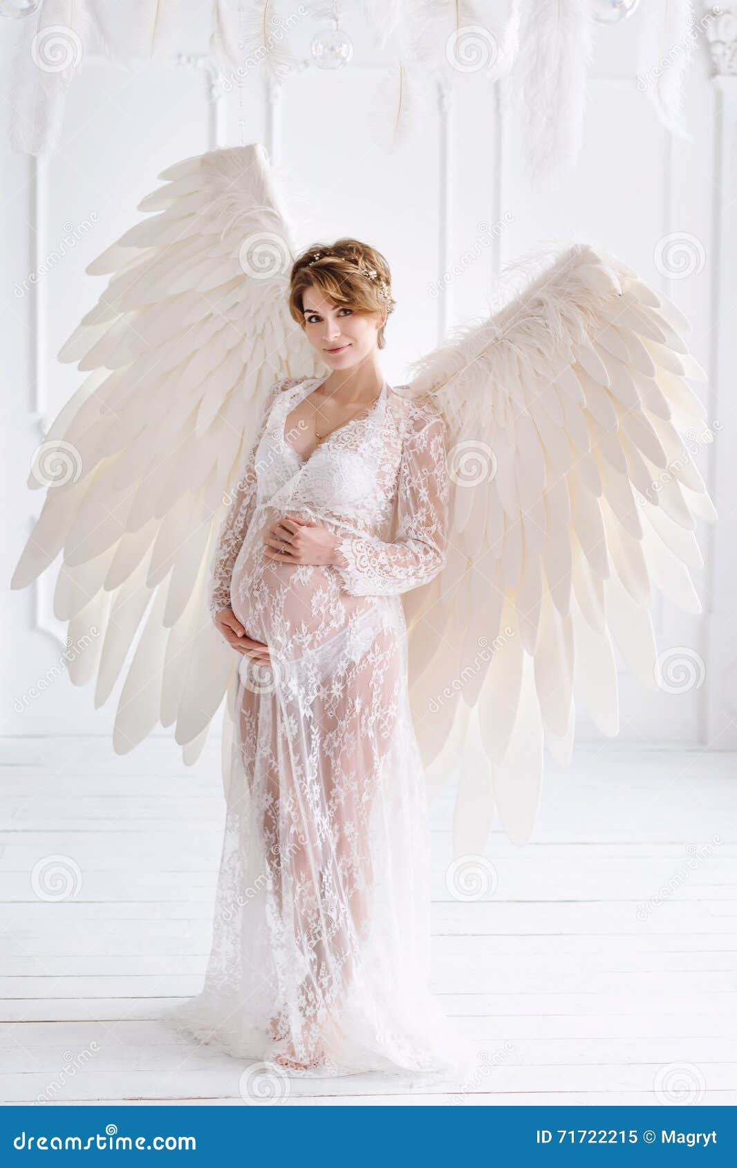有大天使的美丽的年轻怀孕的女孩飞过库存图片 图片包括有