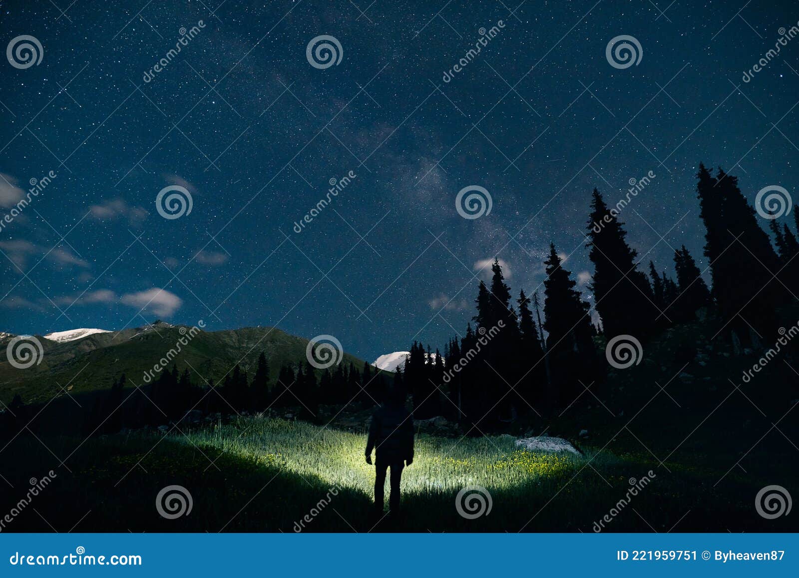有头灯的男人看着夜空库存图片 图片包括有照亮 本质 发亮 乳状 国家 奥秘 阵营 冒险家