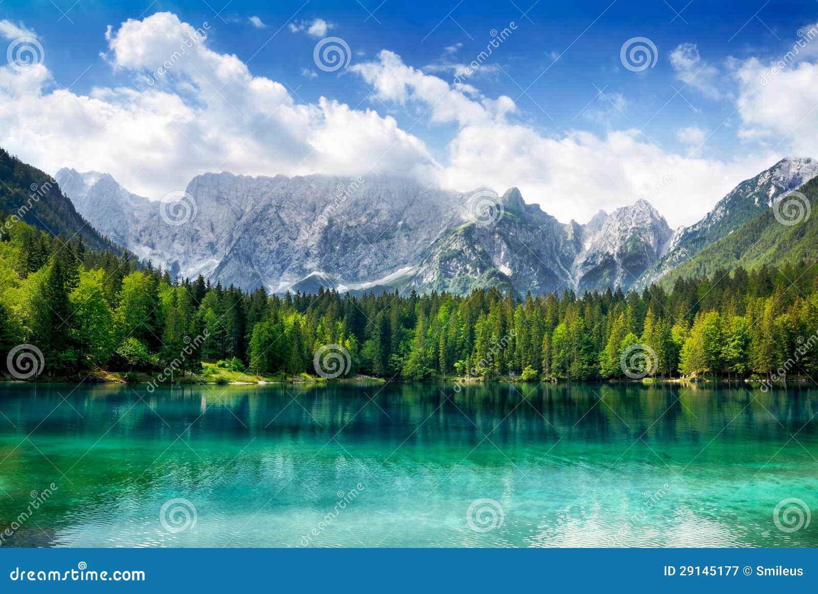 有山的美丽的湖在背景中库存图片 图片包括有湖边 山脉 公园 绿色 天空 清晰 横向 保存
