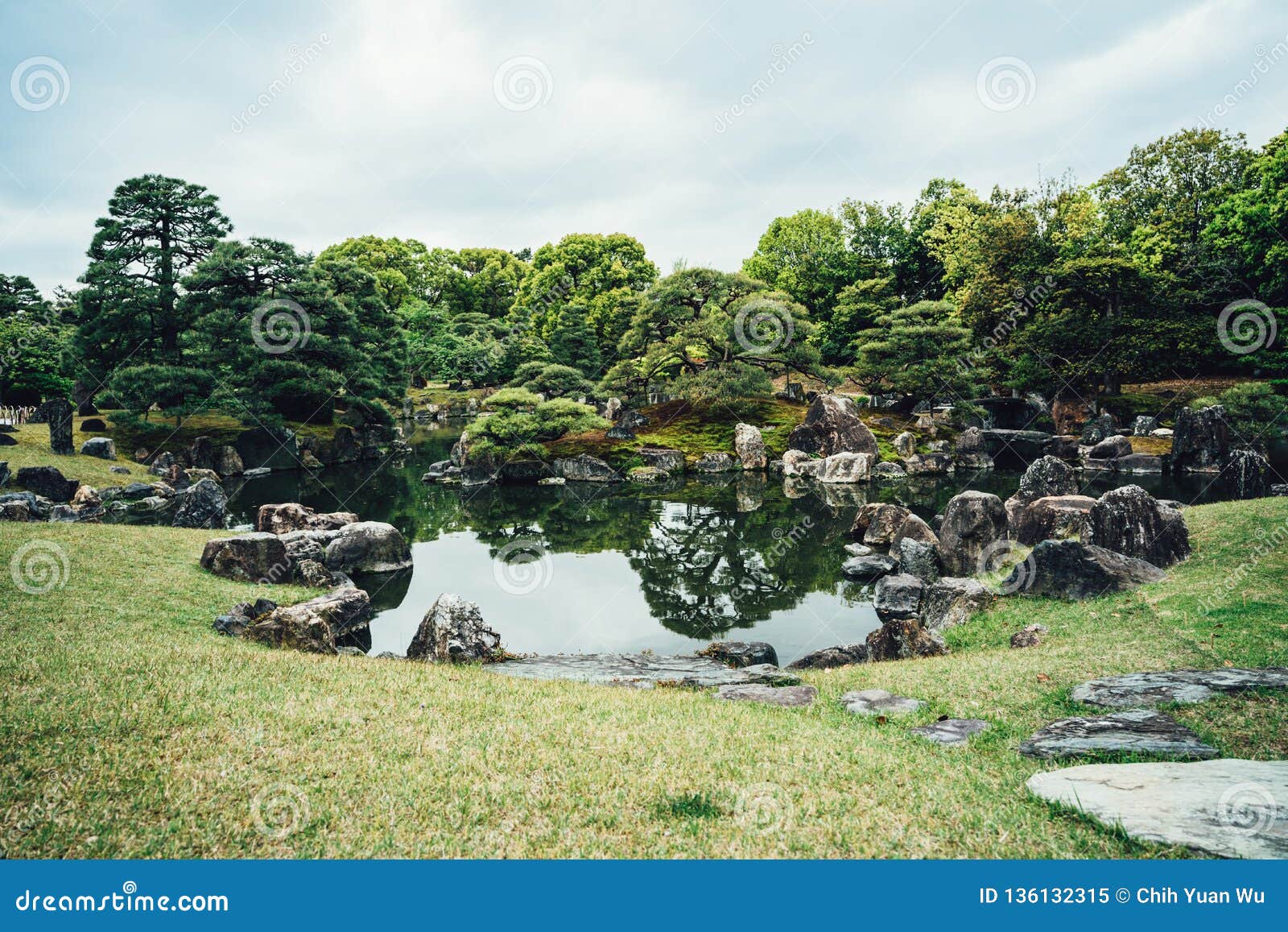 有岩石石头的平静的池塘在京都庭院里库存图片 图片包括有池塘 有历史 京都 岩石 城堡 拱道 有岩石石头的平静的池塘在京都庭院里库存图片 图片包括有池塘 有历史 京都 岩石 城堡 拱道