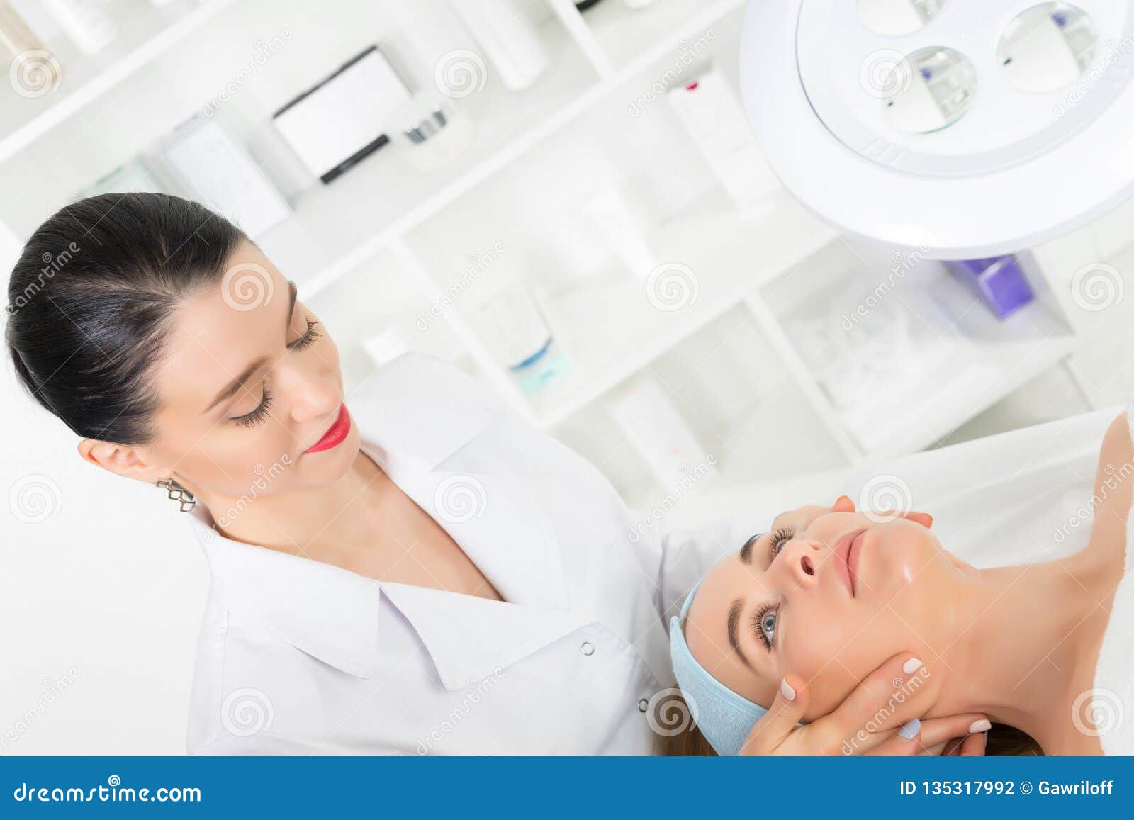 有患者的女性美容师医生在健康中心e 库存照片 图片包括有