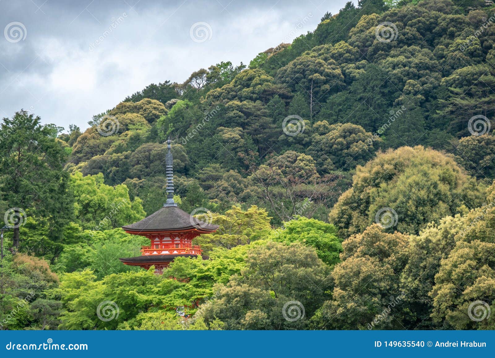 有春天叶子颜色的古老木寺庙在arashiyama 京都 日本山库存照片 图片包括有