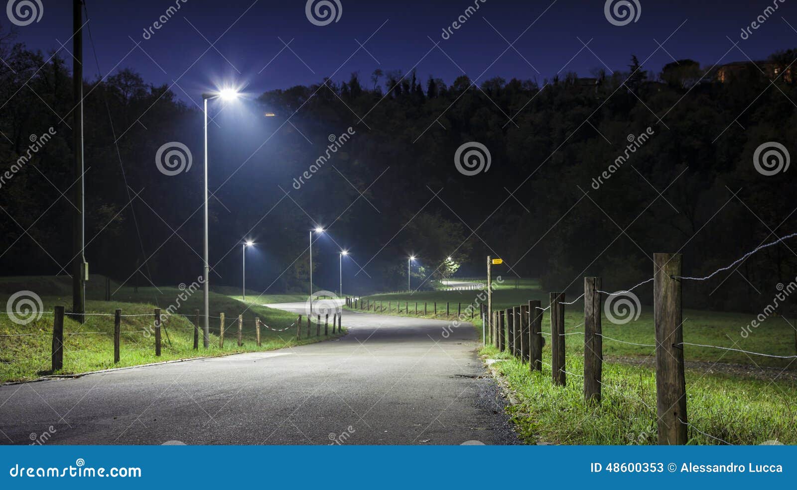 有曲线和街灯的夜路库存图片 图片包括有 有曲线和街灯的夜路库存图片 图片包括有