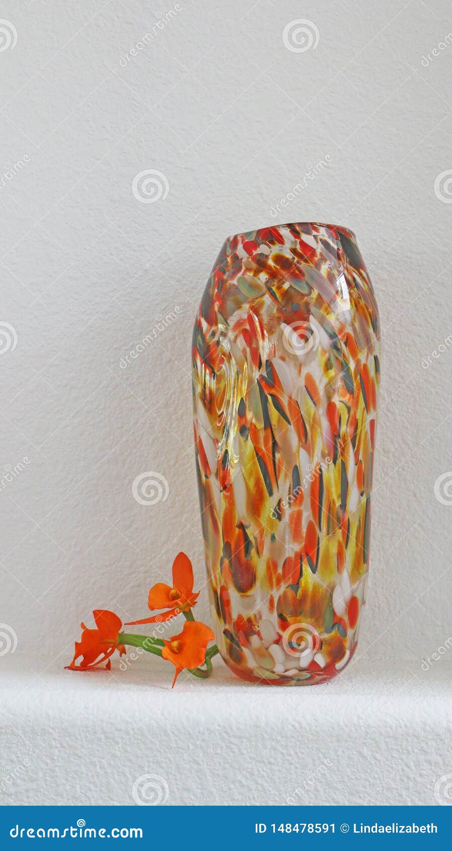 有杂色的颜色的高玻璃花瓶库存图片 图片包括有复制 背包 固定 杂色 垂直 家庭 颜色