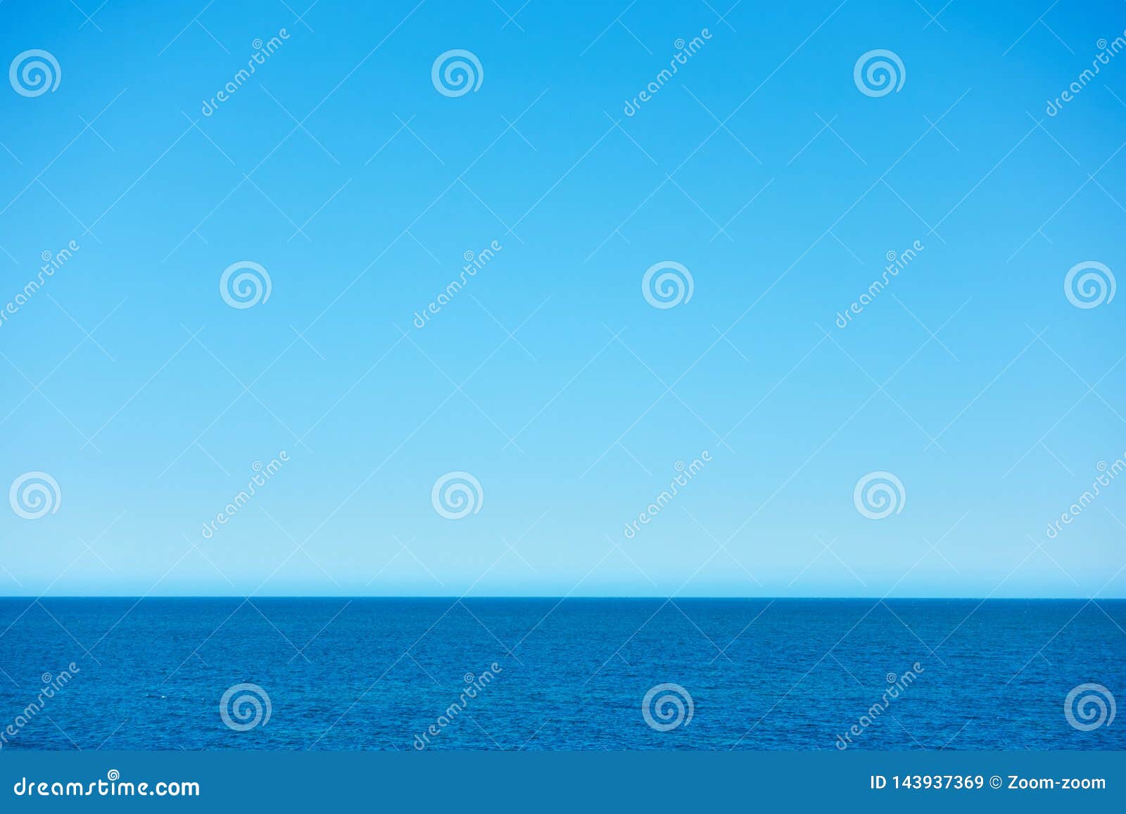 有清楚的天空的蓝色海库存图片 图片包括有景观 安静 空间 复制 场面 意大利 全景