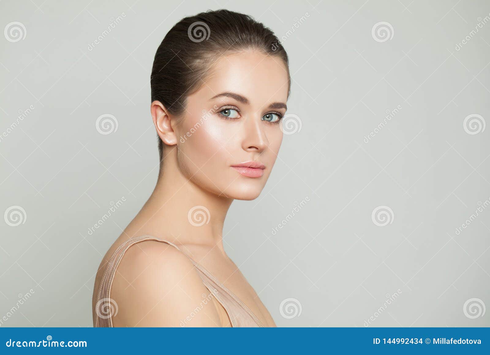 有清楚的皮肤的美丽的健康妇女自然美人 Skincare和面部治疗库存照片 图片包括有自然 增强