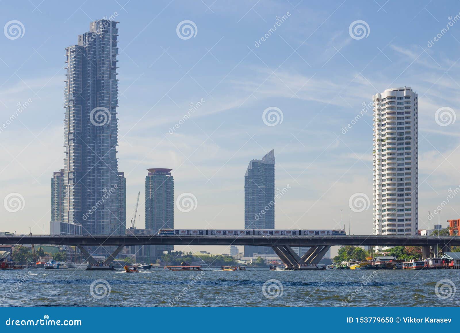 有火车的地铁桥梁 在现代高层建筑物背景的bts Skytrain 编辑类图片 图片包括有skytrain 有火车的地铁桥梁 在现代高层建筑物背景的bts