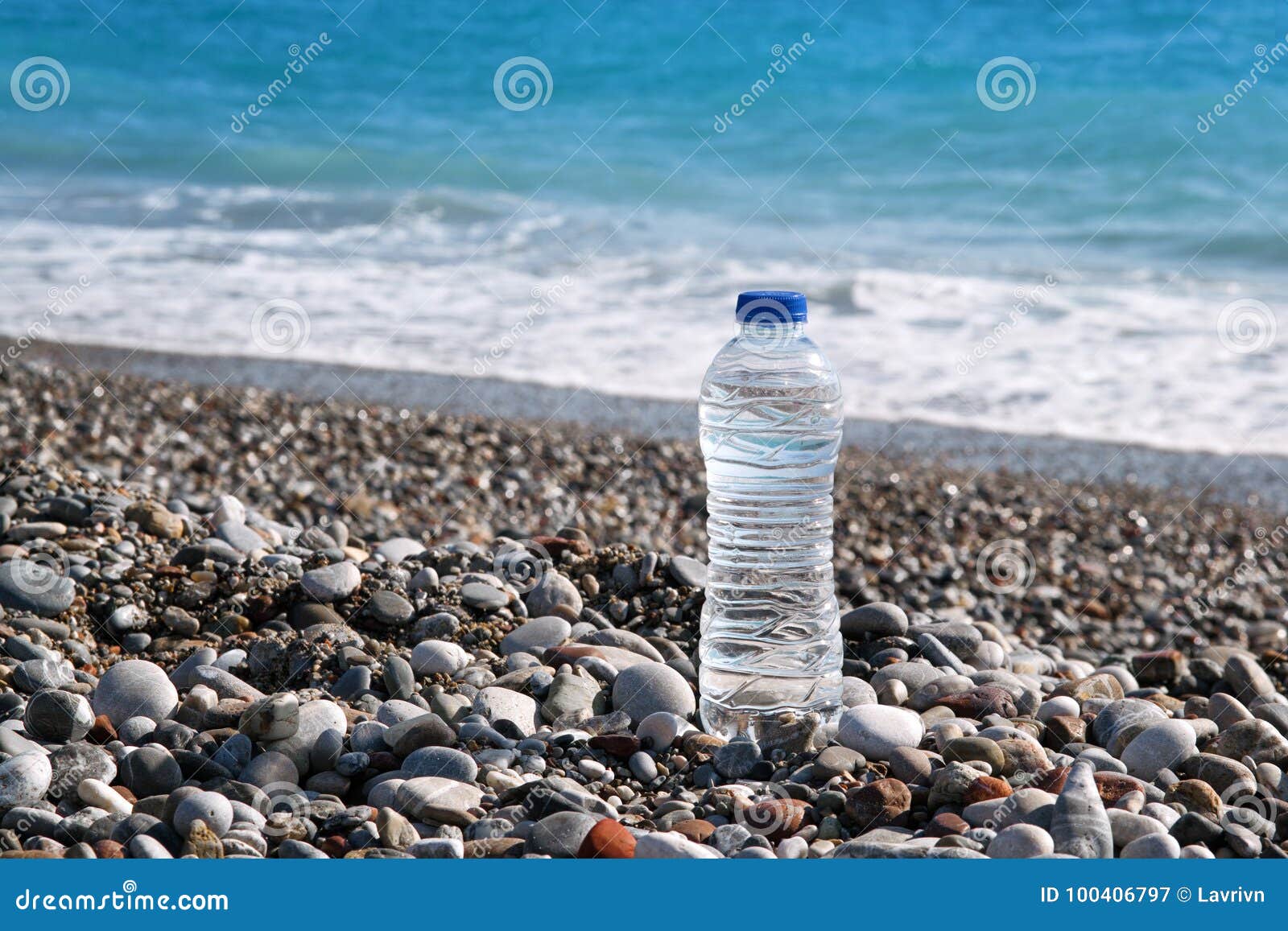 Можно пить воду стоя. Пить воду стоя. Вода стоящая год. Вода стоящий электро аксессуары. Фото упаковок бутылок с водой стоящих на солнце плохо.