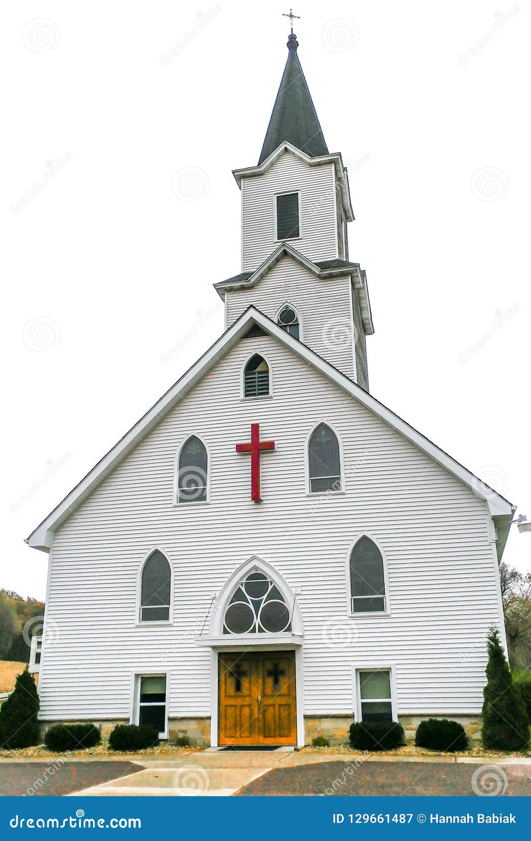 有红十字会和尖顶的白色教会库存图片 图片包括有