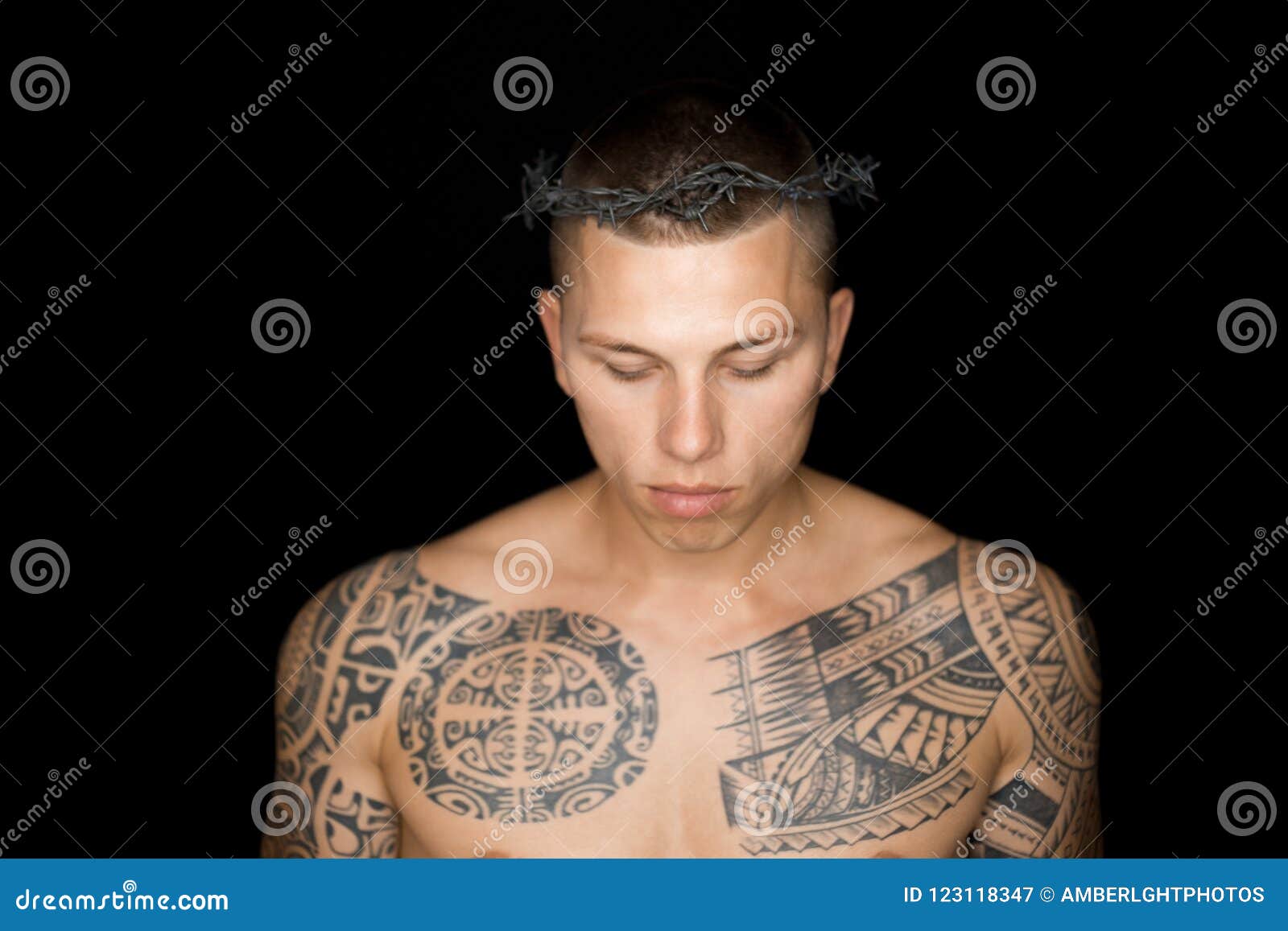 有纹身花刺的一个人在身体露胸部在导线花圈与钉的库存图片 图片包括有有纹身花刺的一个人在身体露胸部在导线花圈与钉的