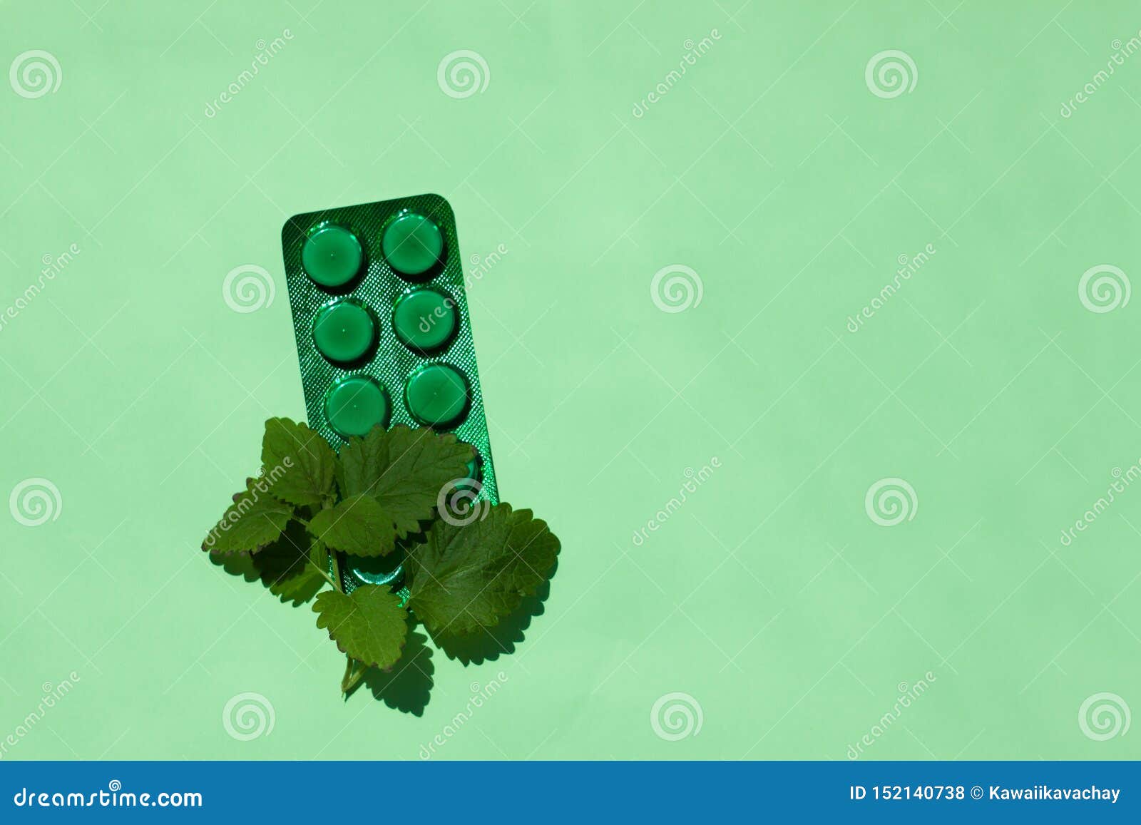 有薄荷叶的一块绿色药片板材 反对过敏的一个补救和鼻涕 寒冷 病毒疾病库存照片 图片包括有