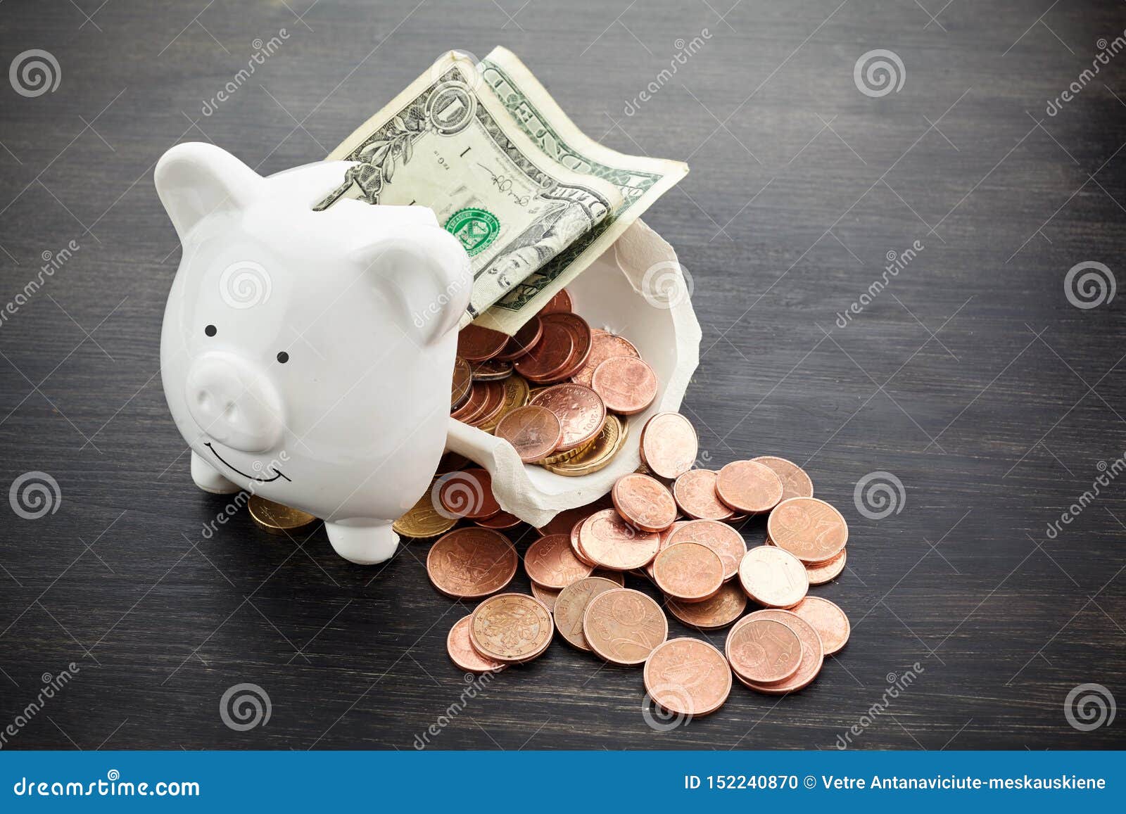 有金钱的残破的存钱罐在黑暗的木背景库存照片 图片包括有 有金钱的残破的存钱罐在黑暗的木背景库存照片 图片包括有