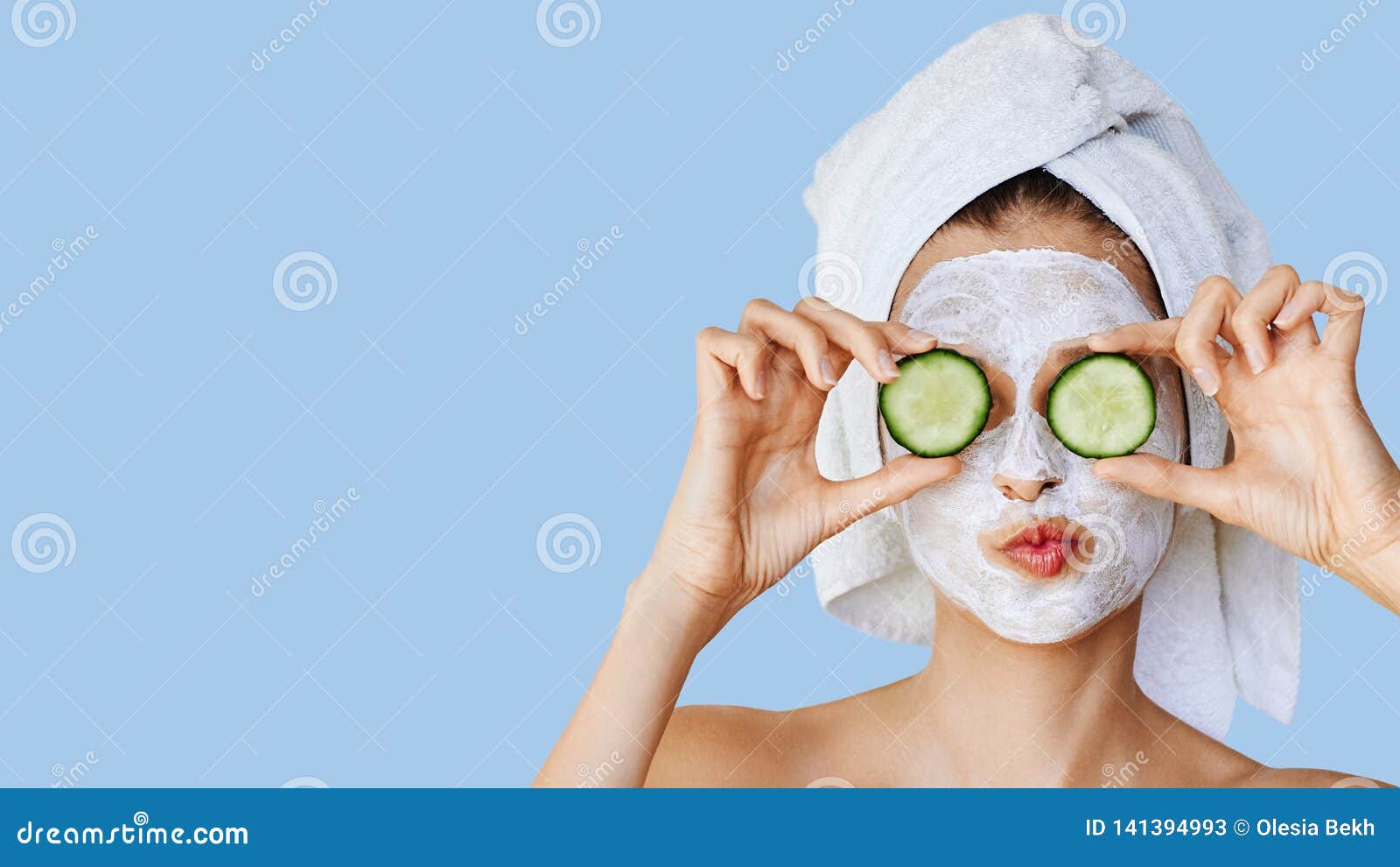 有面膜的美丽的年轻女人在她的拿着切片黄瓜的面孔皮肤护理和治疗 温泉 自然美人和库存图片 图片包括有整容术 乐趣