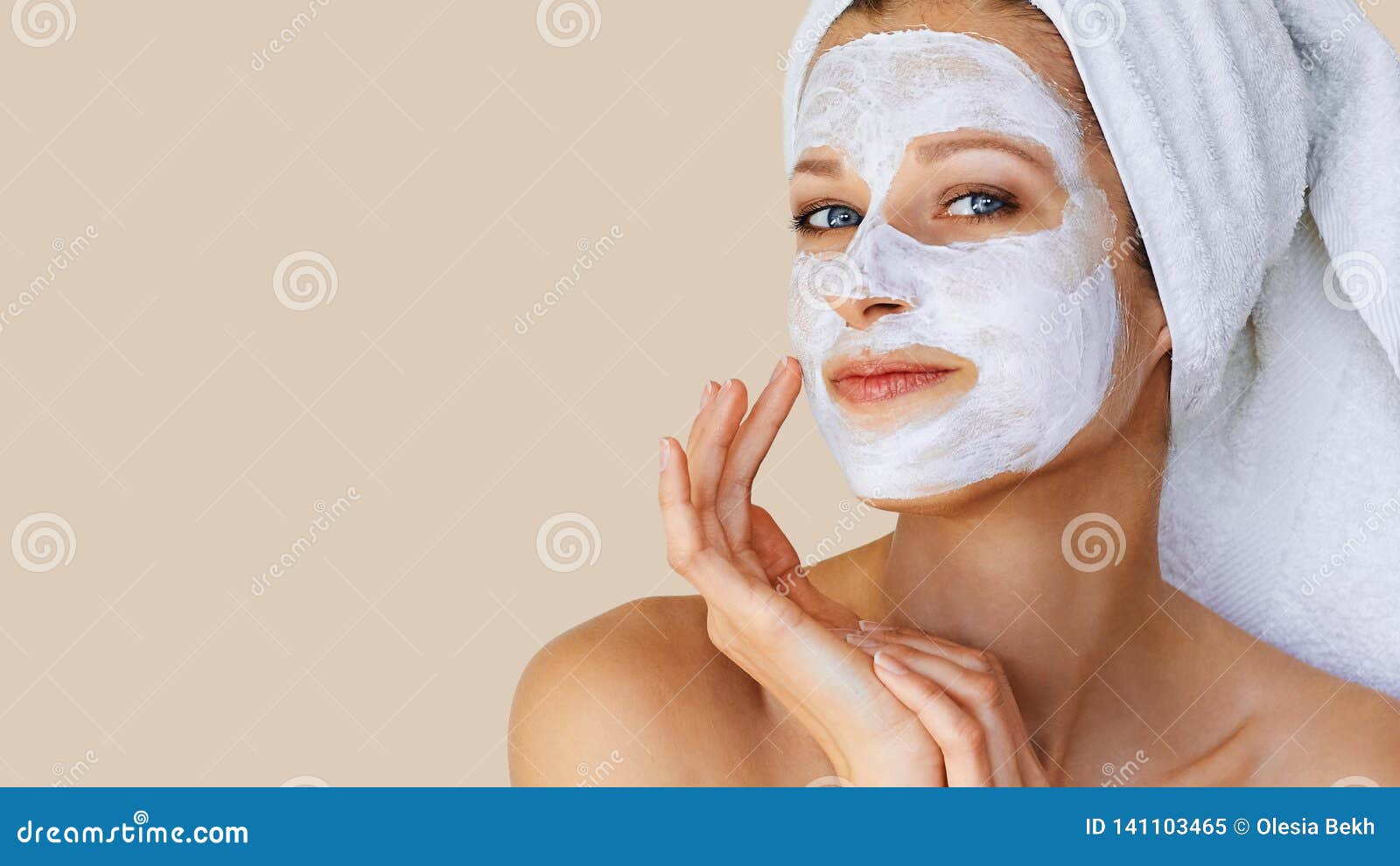有面膜的美丽的年轻女人在她的面孔皮肤护理和治疗 温泉 自然美人和整容术概念库存图片 图片包括有关心 化妆用品