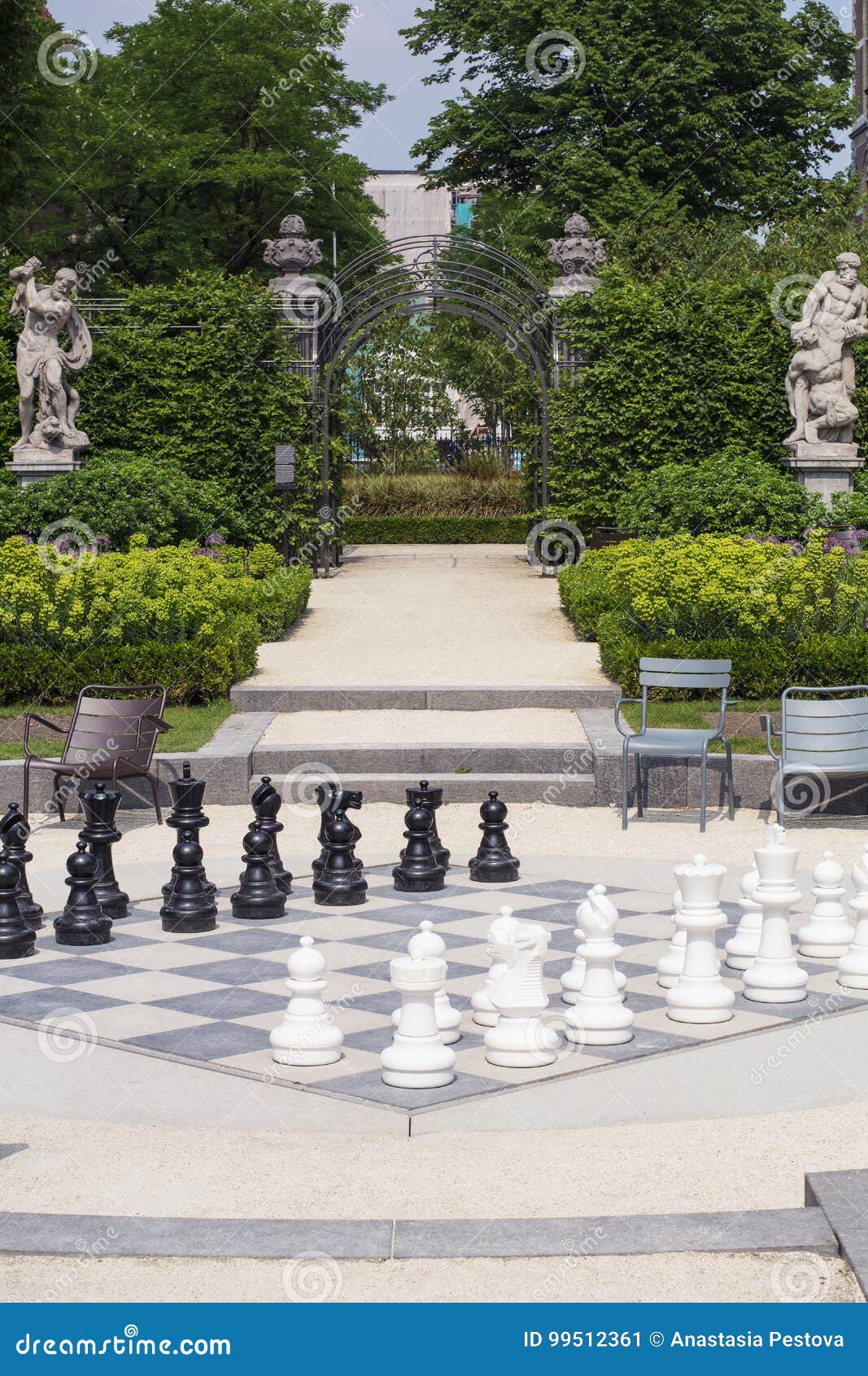 有黑白西洋棋棋子的街道棋枰在夏日在公园库存图片 图片包括有本质 荷兰语 棋枰 垂直 小雕象 有黑白西洋棋棋子的街道棋枰在夏日在公园库存图片 图片包括有本质 荷兰语 棋枰 垂直 小雕象