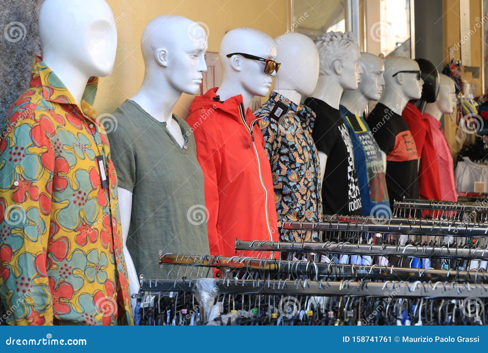 服装店用五颜六色的衬衫和连衣裙制作的假人编辑类照片 图片包括有
