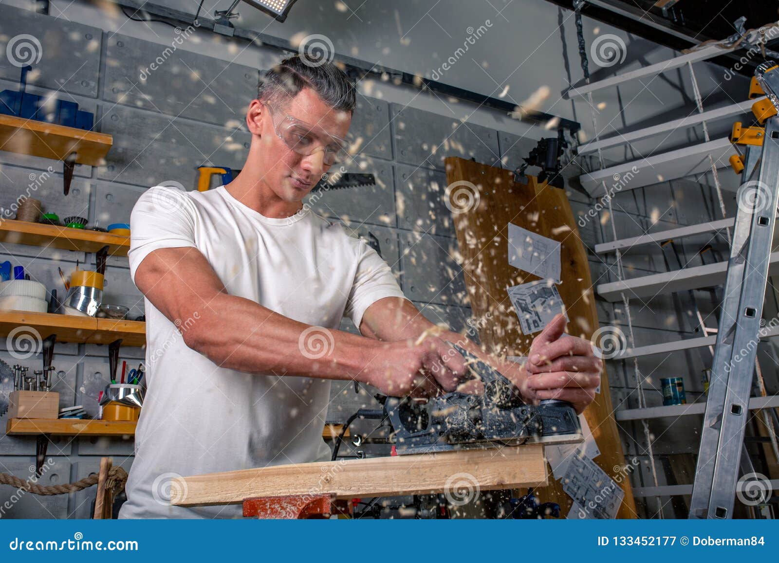 木匠在木材加工工作机械工具锯与一把圆锯的家具细节锯零件的过程库存图片 图片包括有转台式 安全性