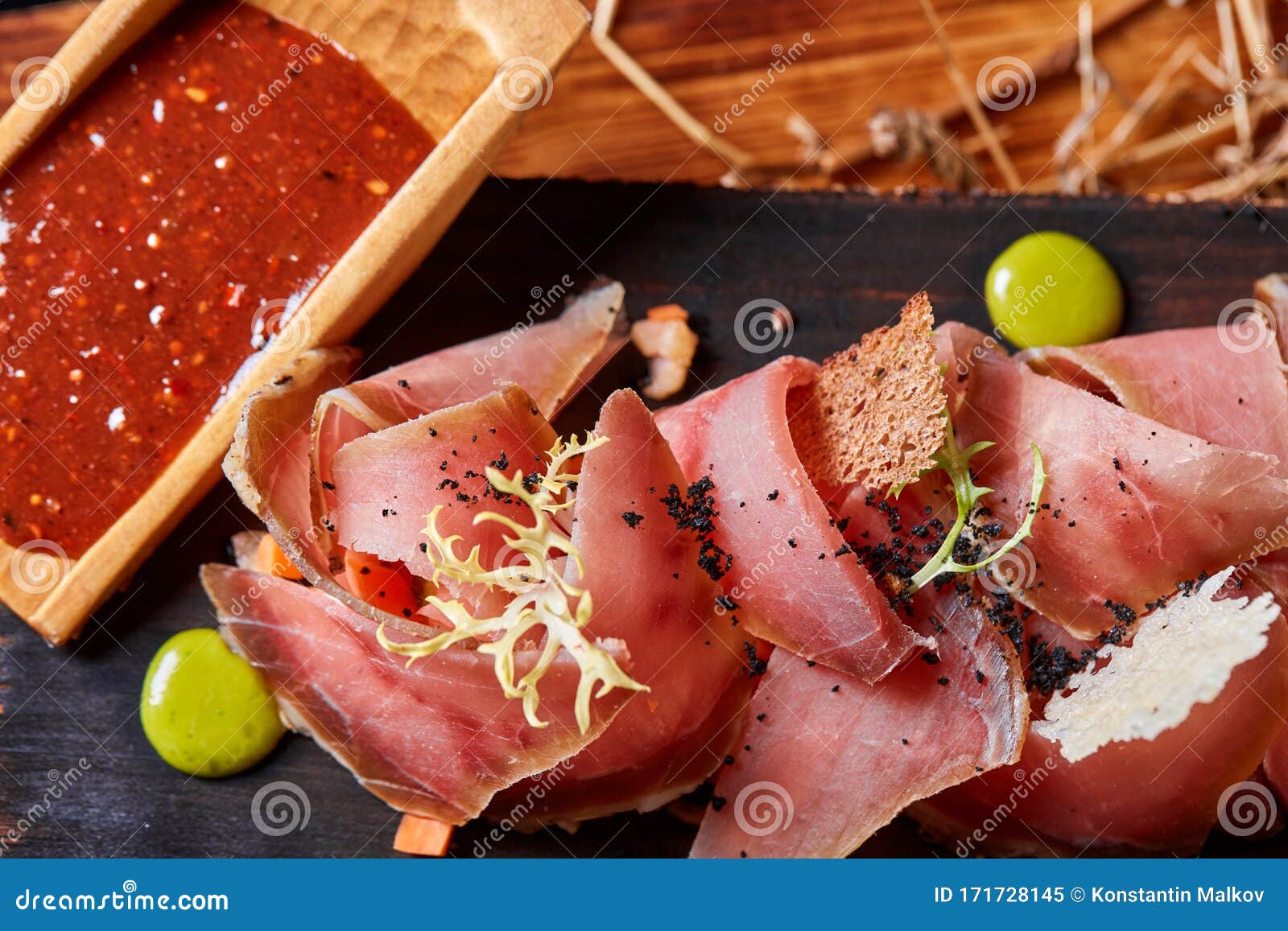 木板上的安提帕斯托冷熏肉盘 配番茄热酱 切片火腿 熏火腿 培根库存图片 图片包括有冷熏肉盘 配番茄热酱 切片火腿 熏火腿 培根 木板上的安提帕斯托