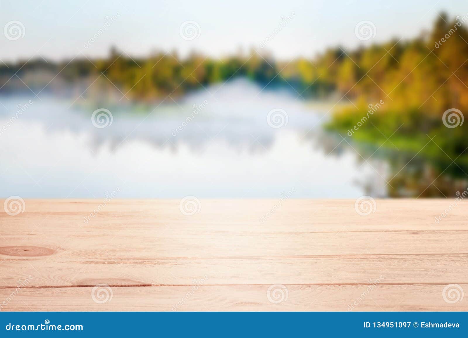 木桌模板有遥远的defocused森林湖背景库存图片 图片包括有厨房 空间 本质 构成 会议室